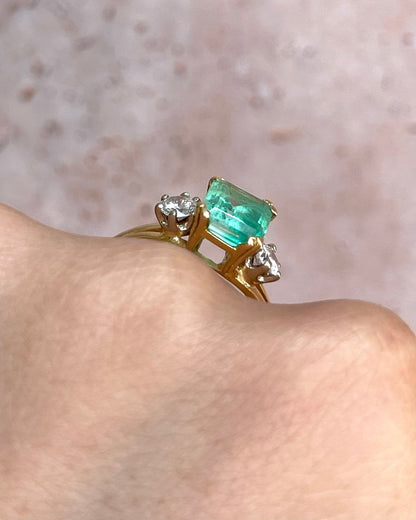 Bague Trilogie Émeraude 1.60 carat &amp; Diamants 0.40 carat "Charline" - Elliade Paris