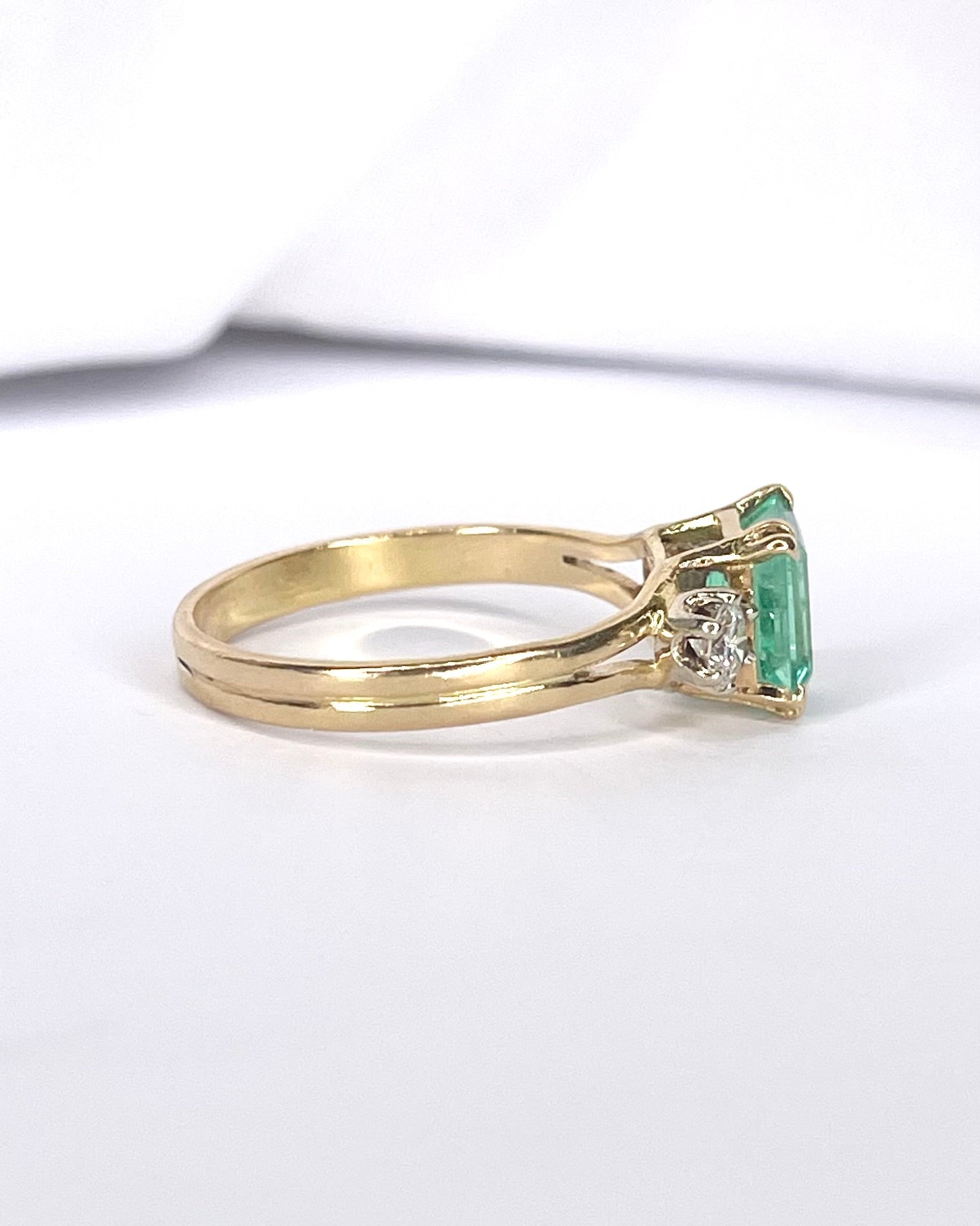 Bague Trilogie Émeraude 1.60 carat &amp; Diamants 0.40 carat "Charline" - Elliade Paris