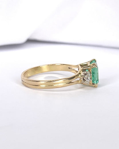 Bague Trilogie Émeraude 1.60 carat &amp; Diamants 0.40 carat "Charline" - Elliade Paris