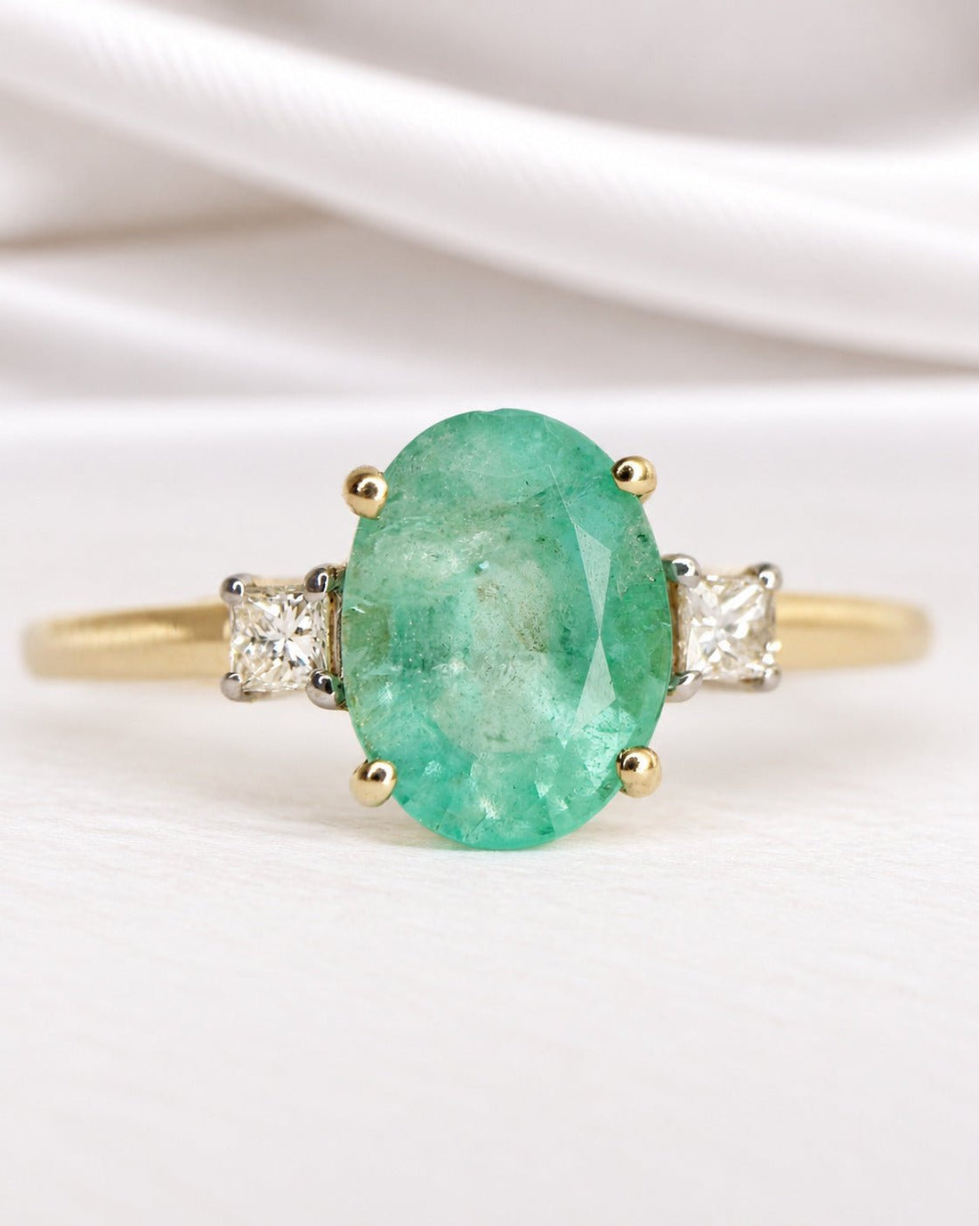 Bague Trilogie Émeraude 1.60 carat &amp; Diamants "Agathe" - Elliade Paris