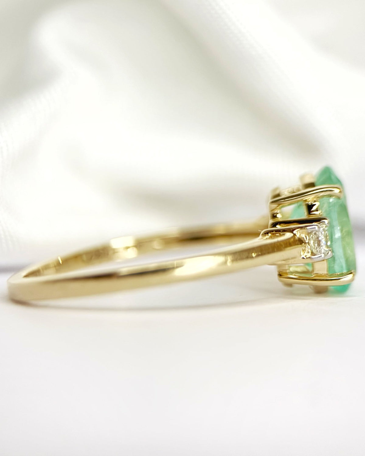 Bague Trilogie Émeraude 1.60 carat &amp; Diamants "Agathe" - Elliade Paris