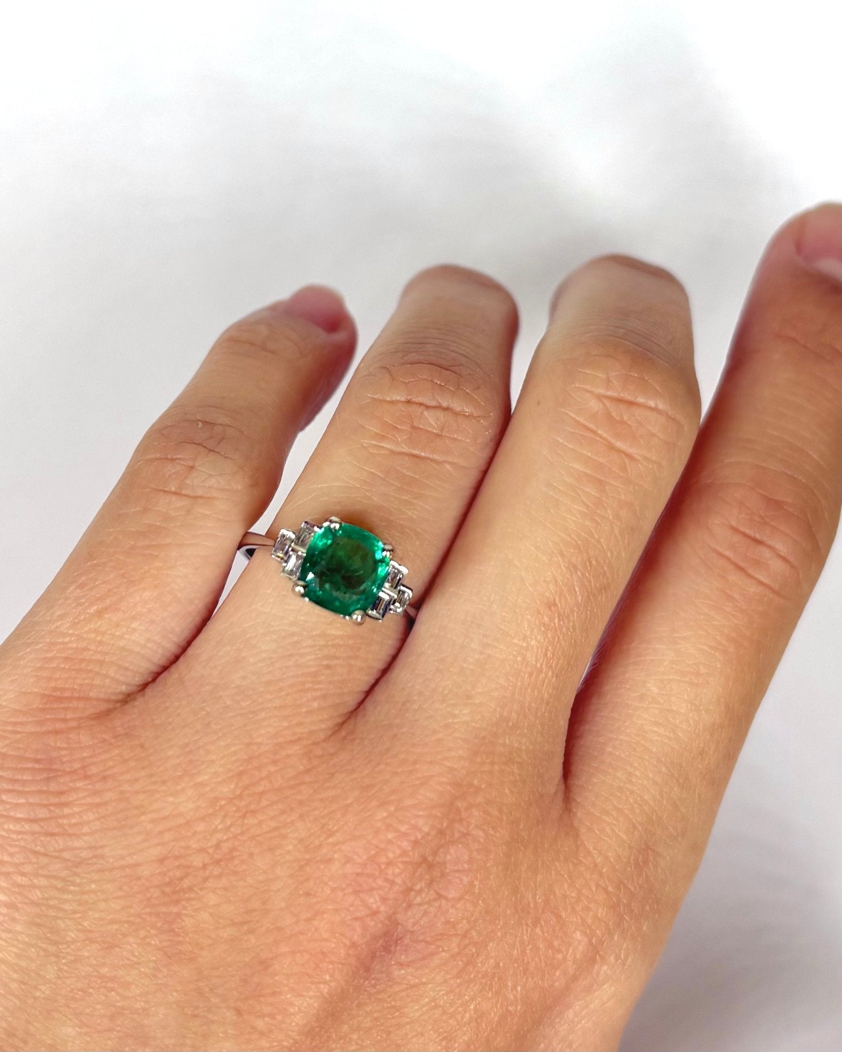 Bague Trilogie Émeraude 1.60 carat &amp; Diamants "Théa" - Elliade Paris