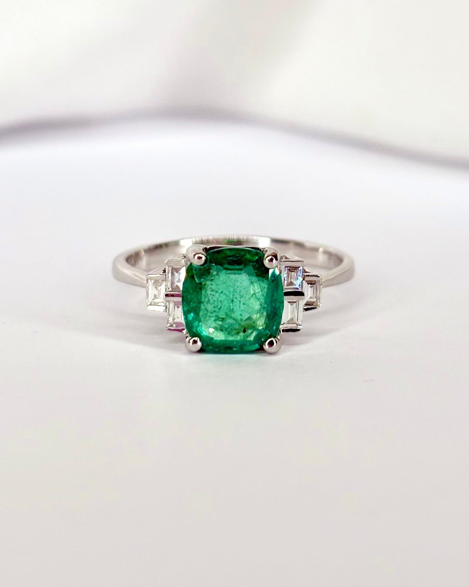 Bague Trilogie Émeraude 1.60 carat &amp; Diamants "Théa" - Elliade Paris