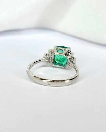 Bague Trilogie Émeraude 1.60 carat &amp; Diamants "Théa" - Elliade Paris