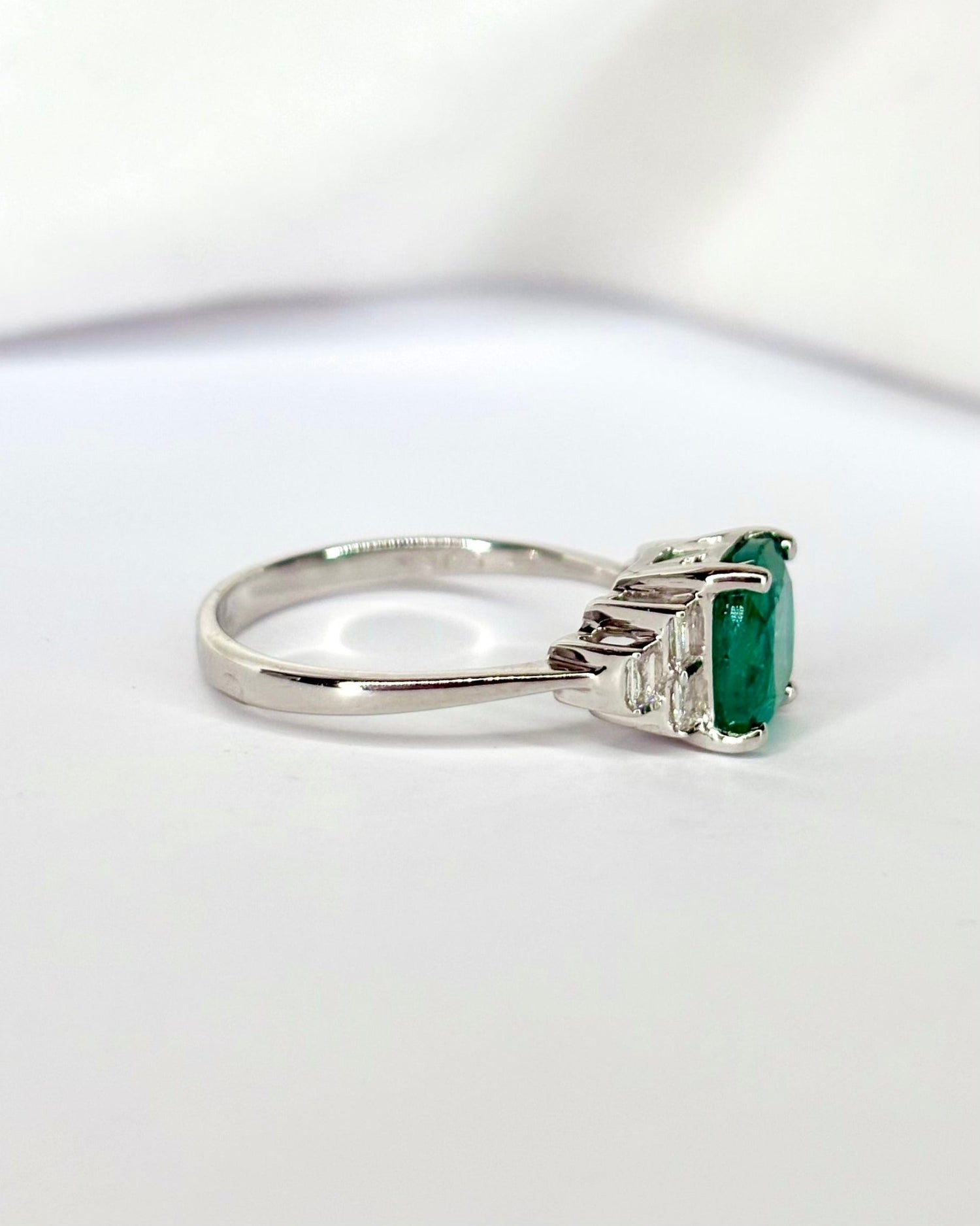 Bague Trilogie Émeraude 1.60 carat &amp; Diamants "Théa" - Elliade Paris