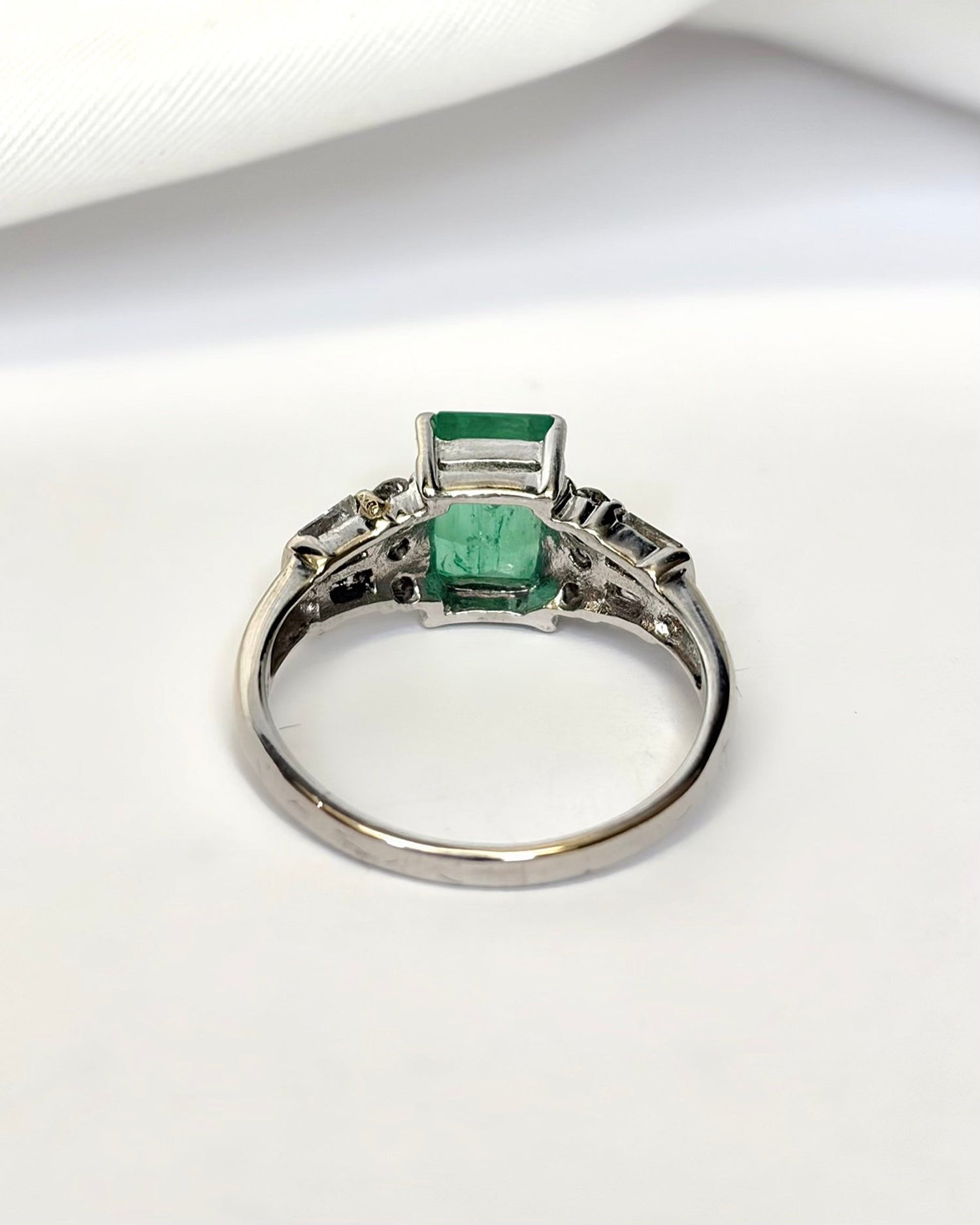 Bague Trilogie Émeraude 1.90 carat &amp; Diamants 0.30 carat "Celeste" - Elliade Paris