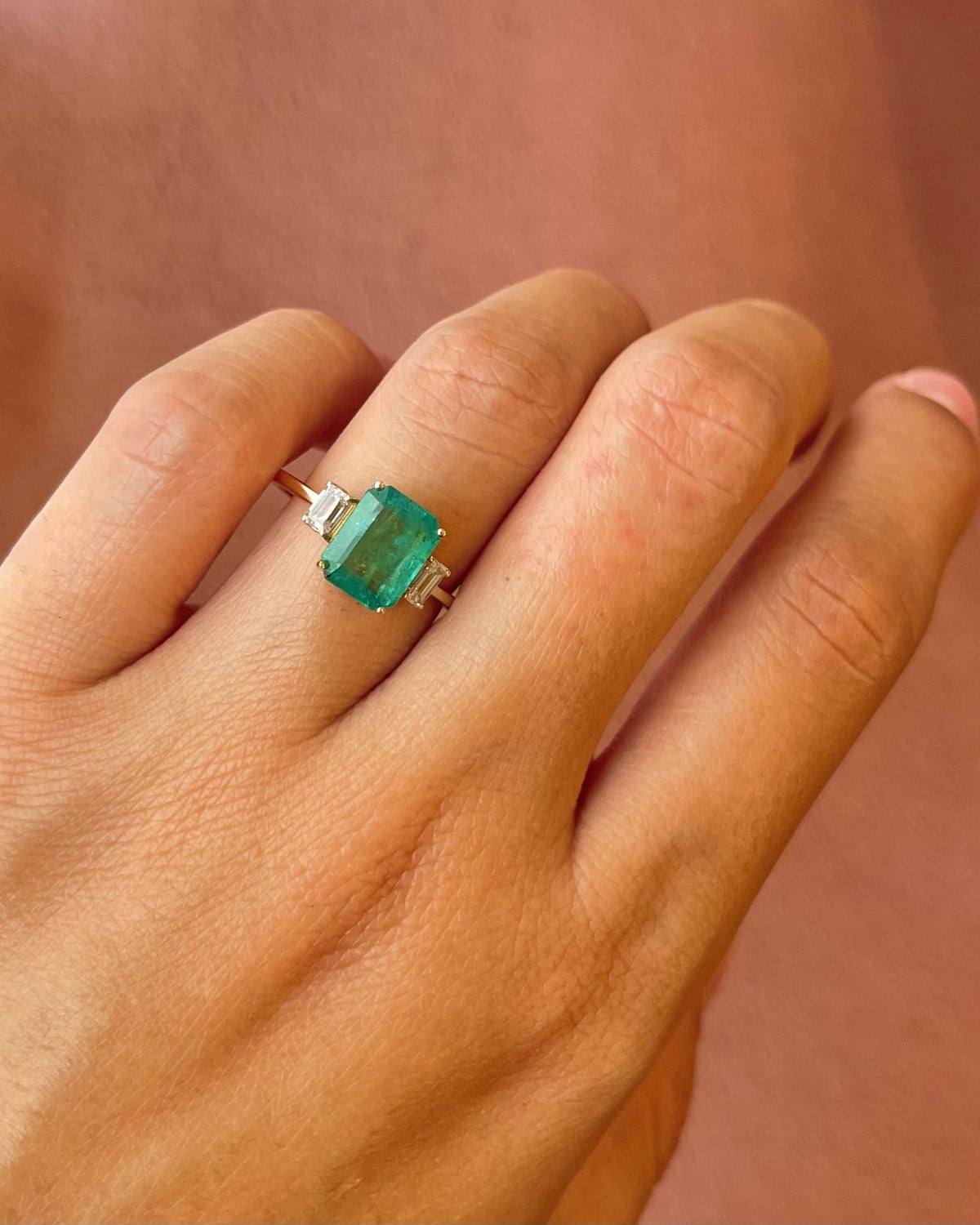 Bague Trilogie Émeraude 1.90 carat &amp; Diamants 0.40 carat "Ophélie" - Elliade Paris