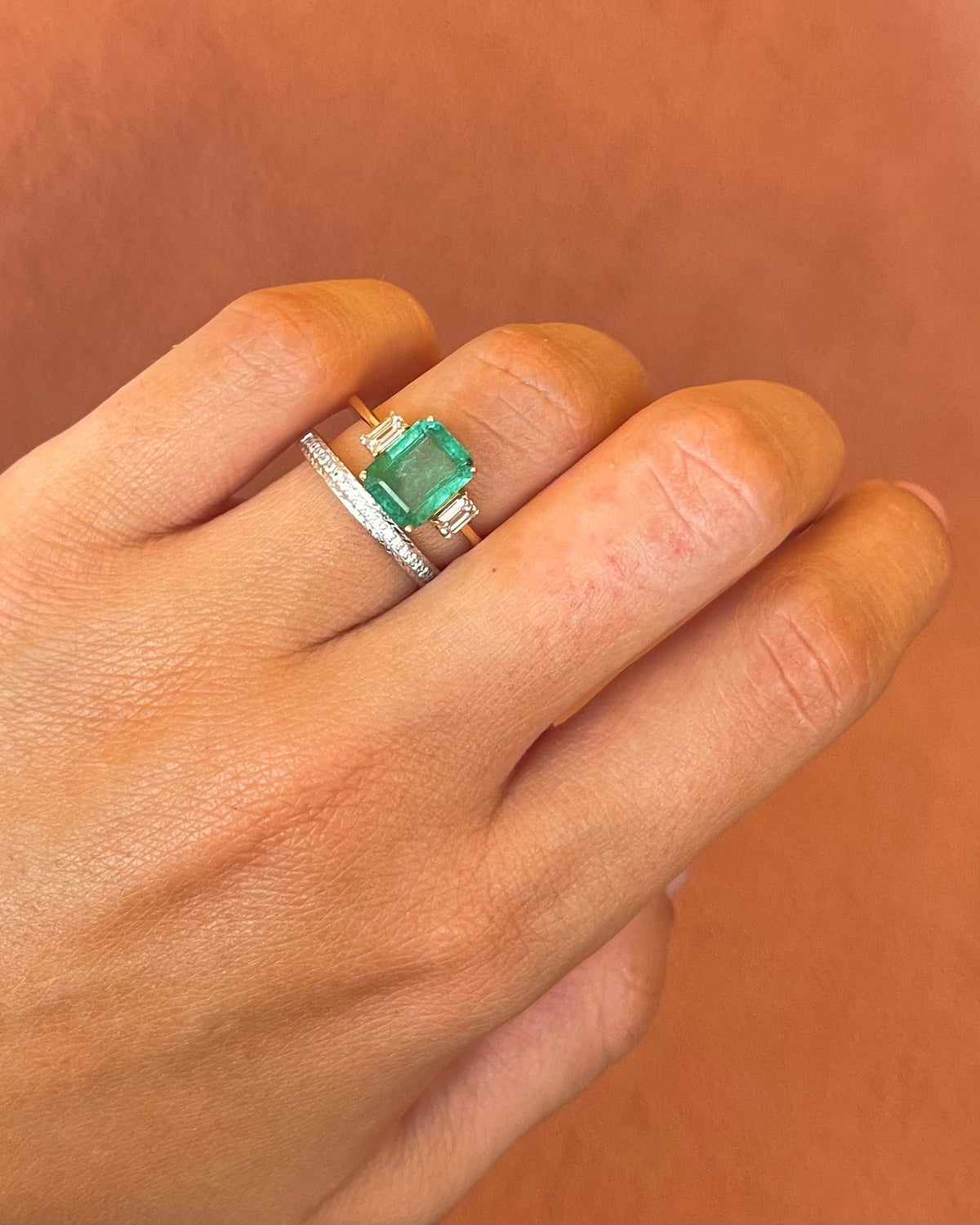Bague Trilogie Émeraude 1.90 carat &amp; Diamants 0.40 carat "Ophélie" - Elliade Paris