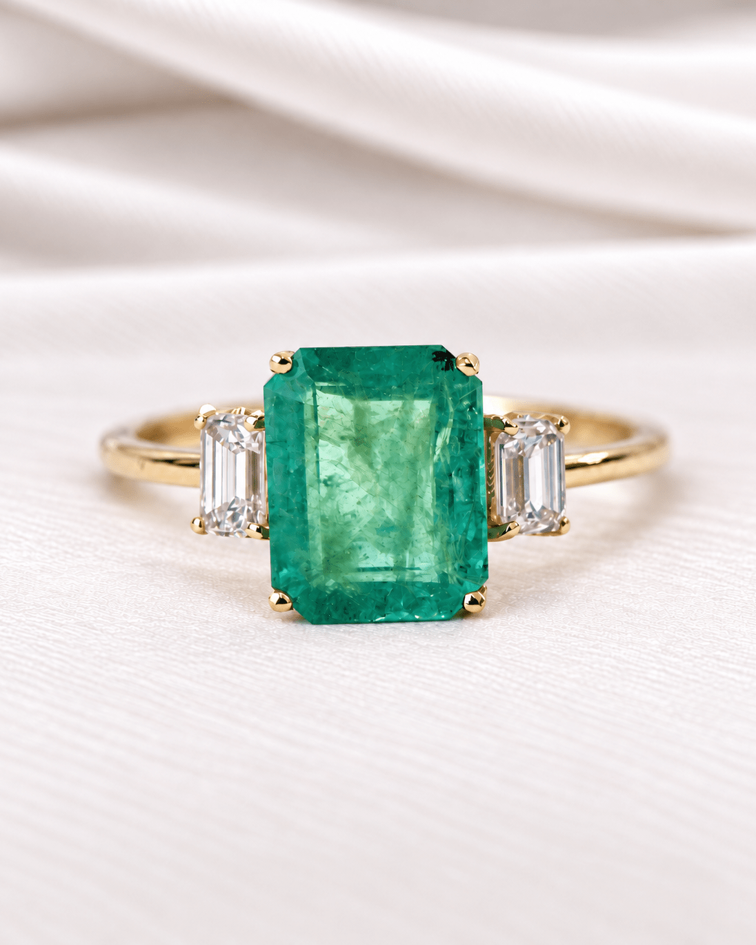 Bague Trilogie Émeraude 1.90 carat &amp; Diamants 0.40 carat "Ophélie" - Elliade Paris
