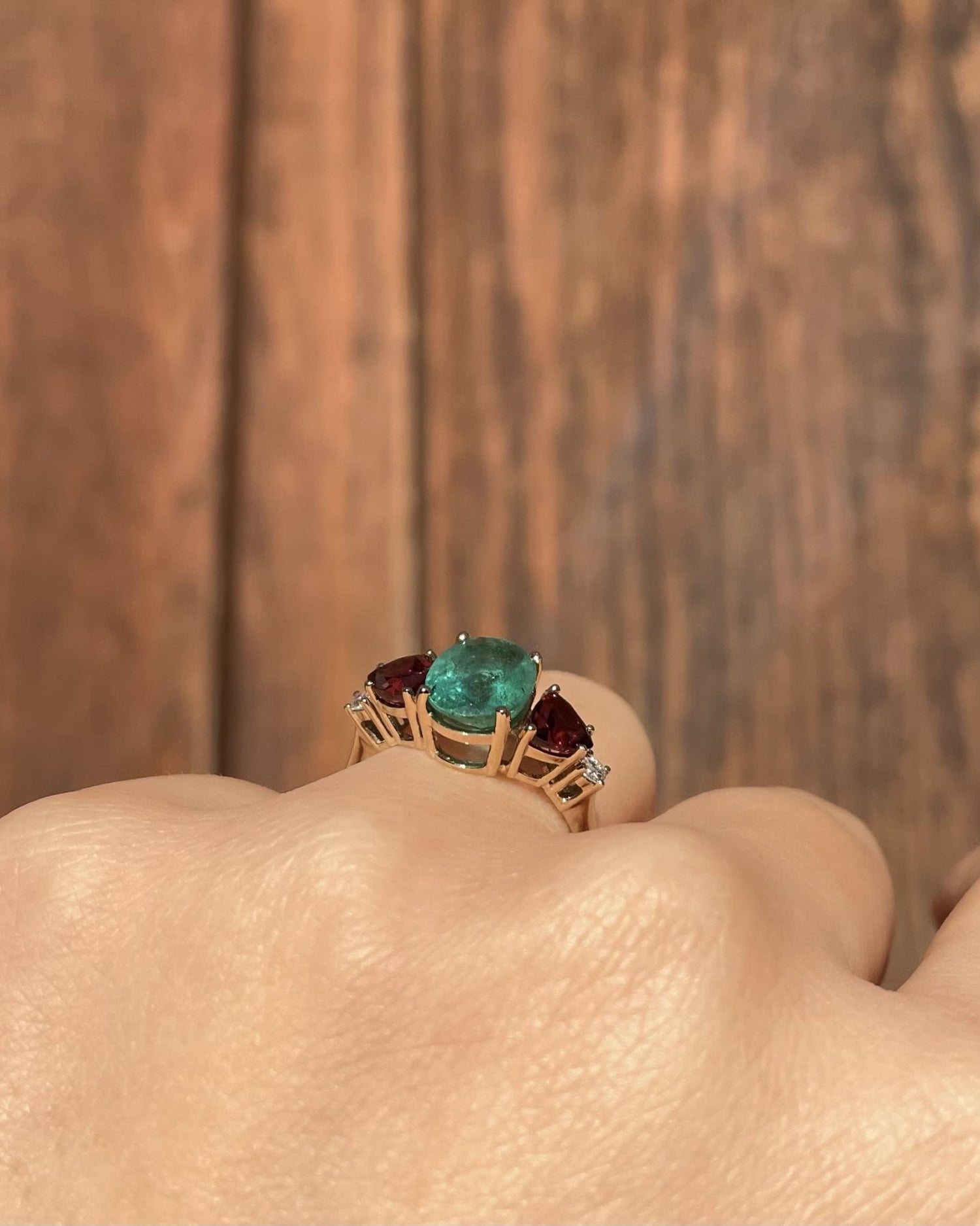 Bague Trilogie Émeraude 1.90 carat, Grenats &amp; Diamants &quot;Gaby&quot; - Elliade Paris