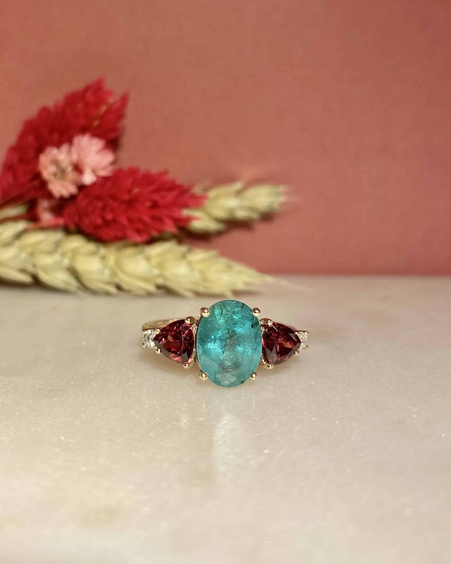 Bague Trilogie Émeraude 1.90 carat, Grenats &amp; Diamants &quot;Gaby&quot; - Elliade Paris