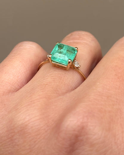 Bague Trilogie Émeraude 2.20 carats &amp; 2 Diamants &quot;Solis&quot; - Elliade Paris