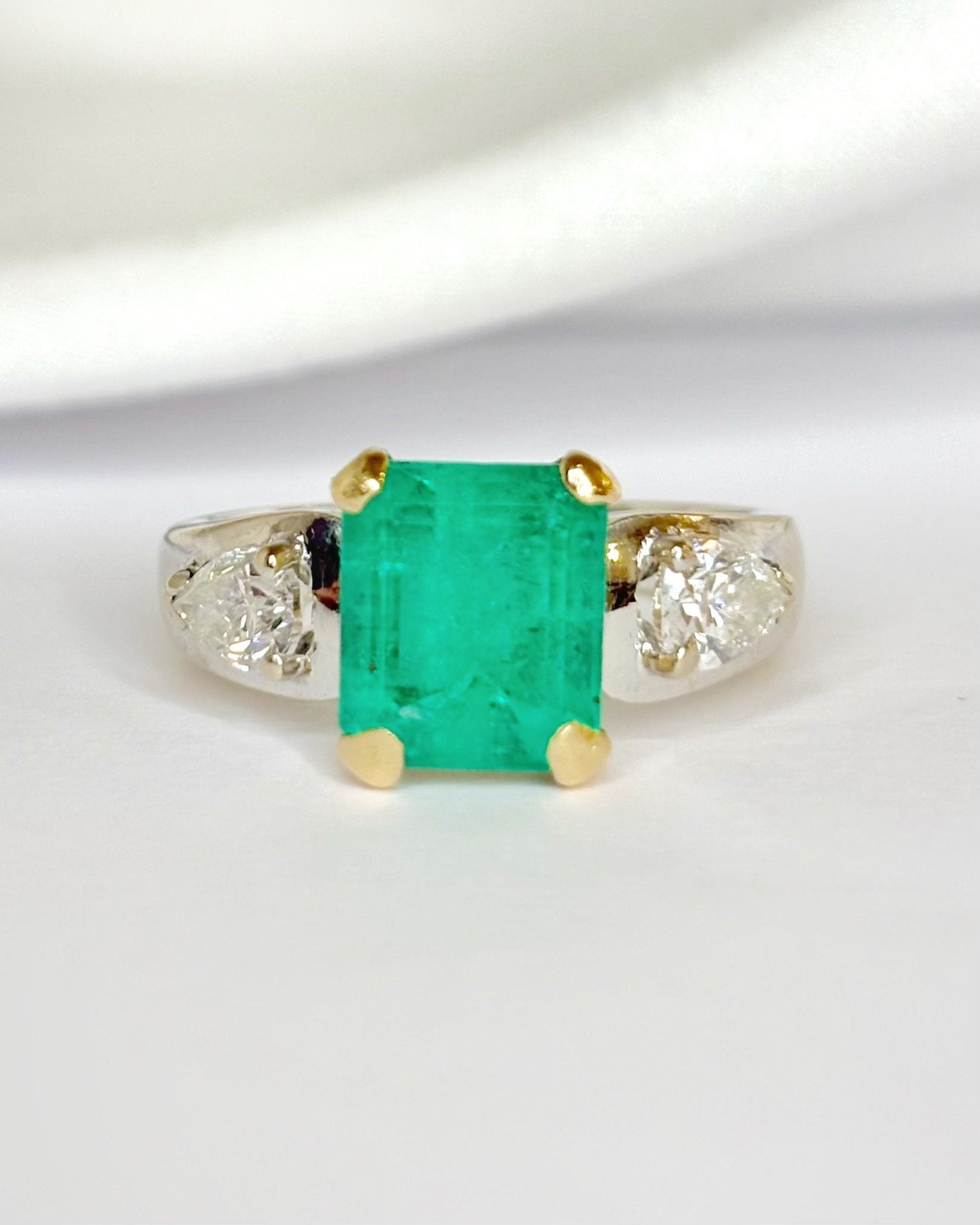 Bague Trilogie Émeraude 2.50 carats &amp; Diamants 0.80 carat 7.42g "Alba" - Elliade Paris