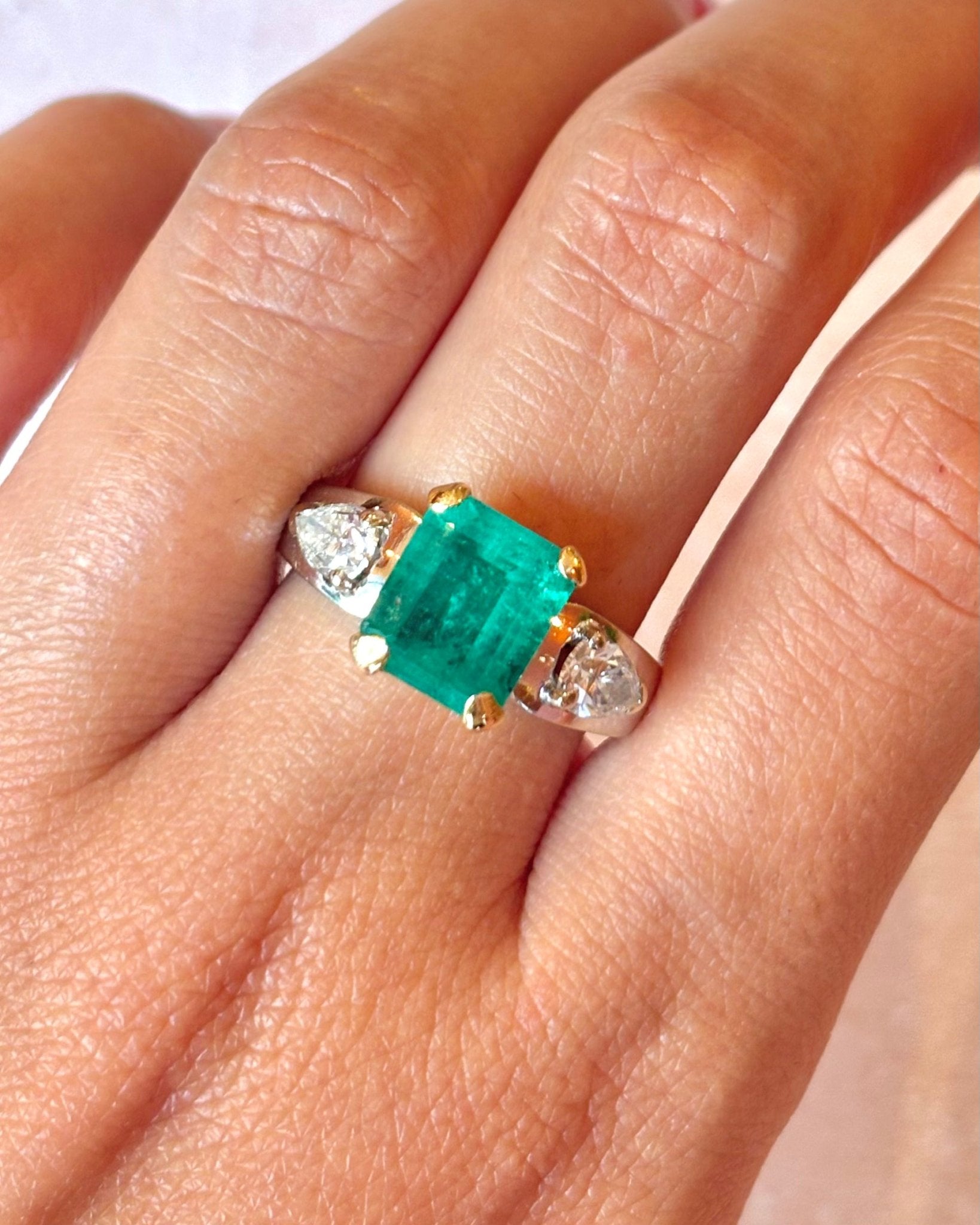 Bague Trilogie Émeraude 2.50 carats &amp; Diamants 0.80 carat 7.42g "Alba" - Elliade Paris