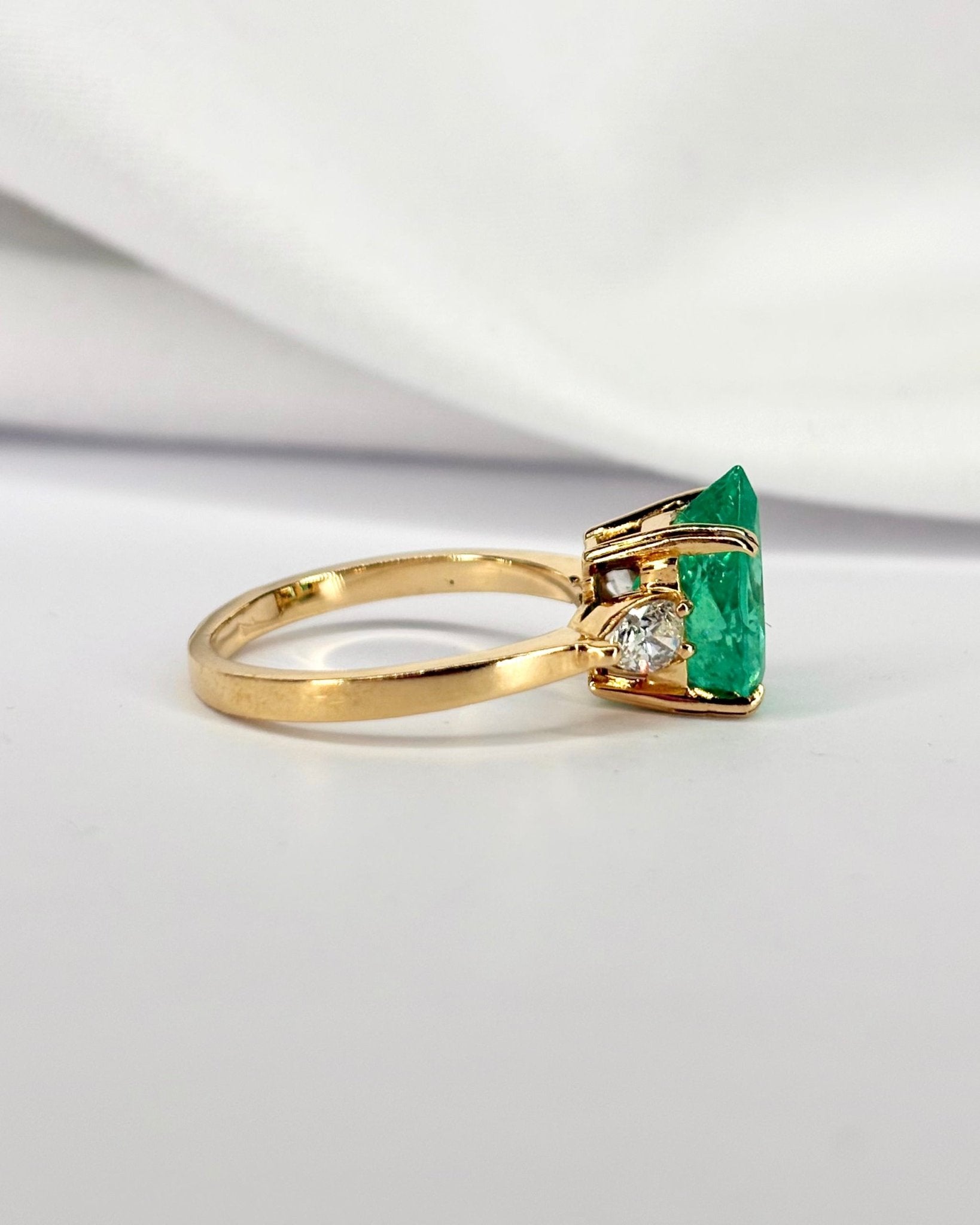 Bague Trilogie Émeraude 2.86 carats &amp; Diamants poire "Jade" - Elliade Paris