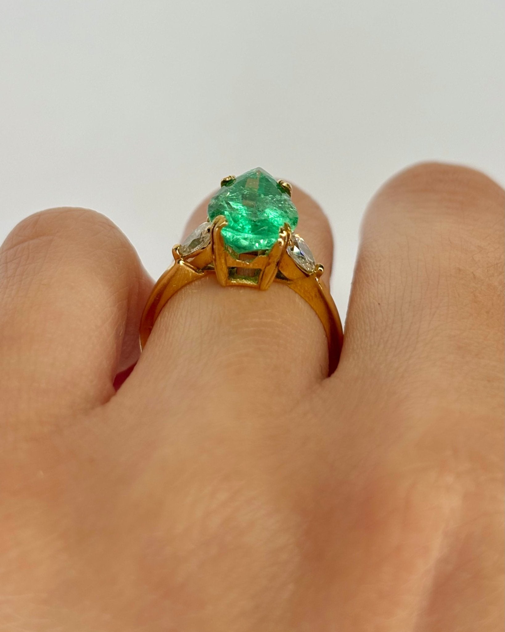 Bague Trilogie Émeraude 2.86 carats &amp; Diamants poire "Jade" - Elliade Paris