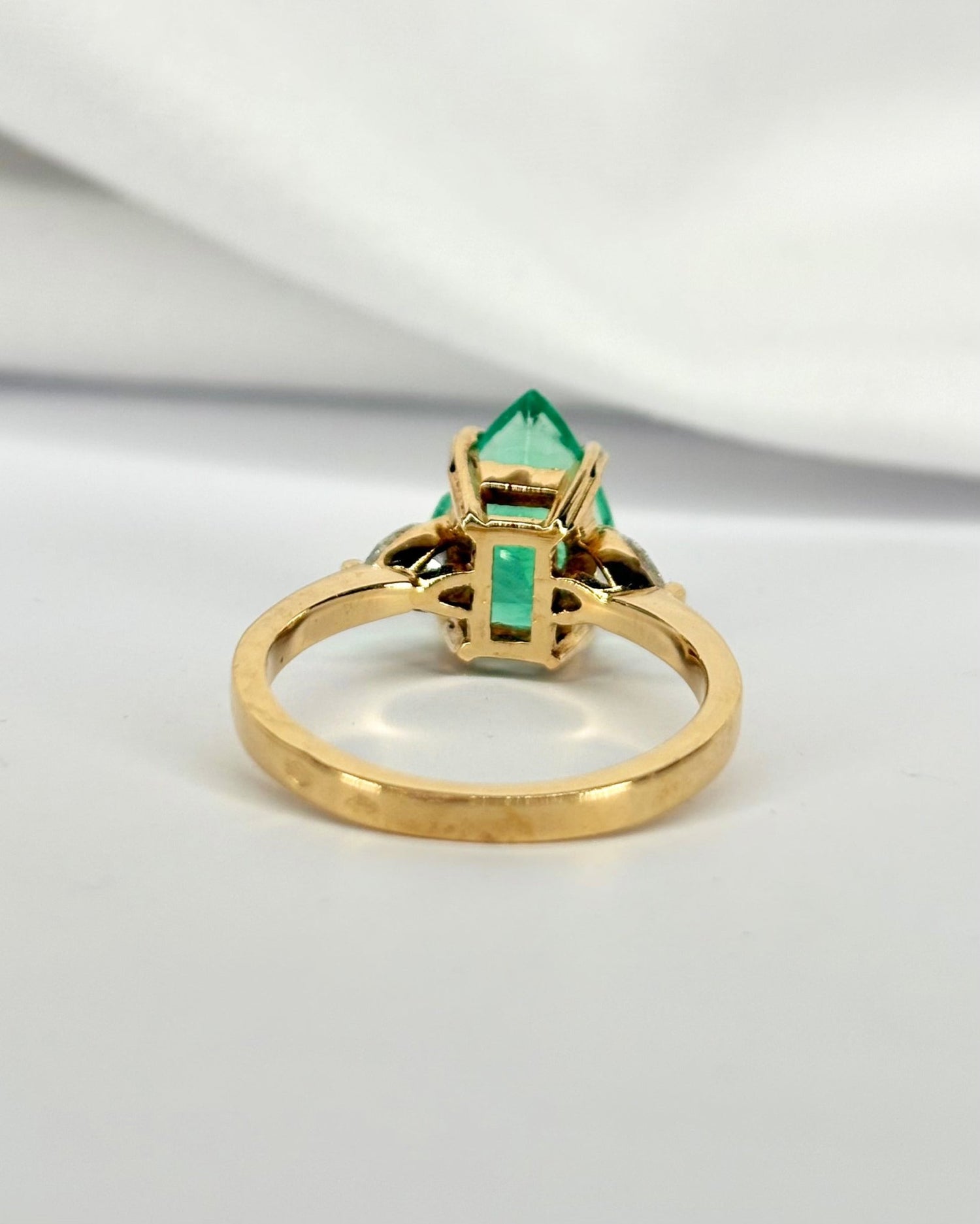 Bague Trilogie Émeraude 2.86 carats &amp; Diamants poire "Jade" - Elliade Paris
