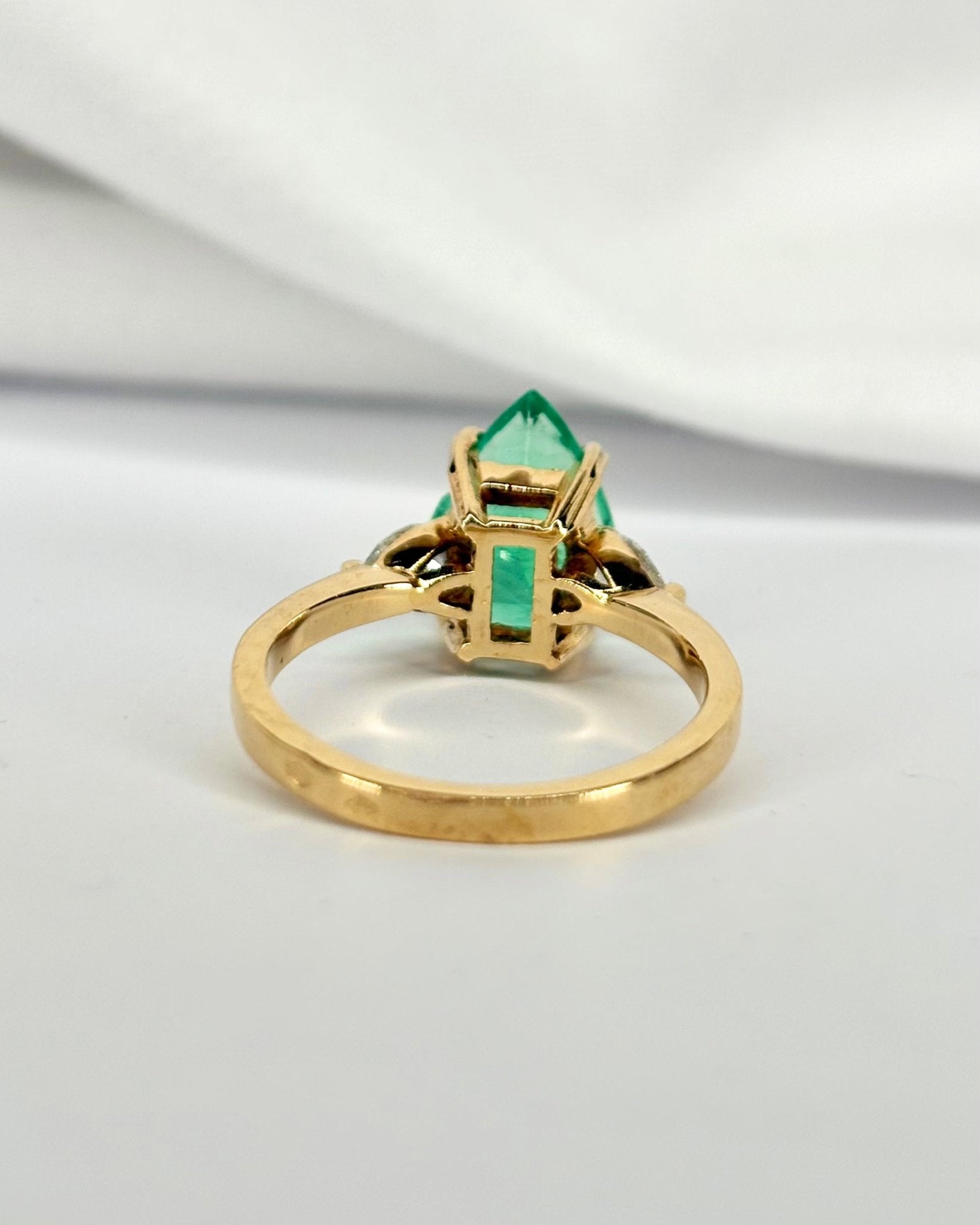 Bague Trilogie Émeraude 2.86 carats &amp; Diamants poire "Jade" - Elliade Paris