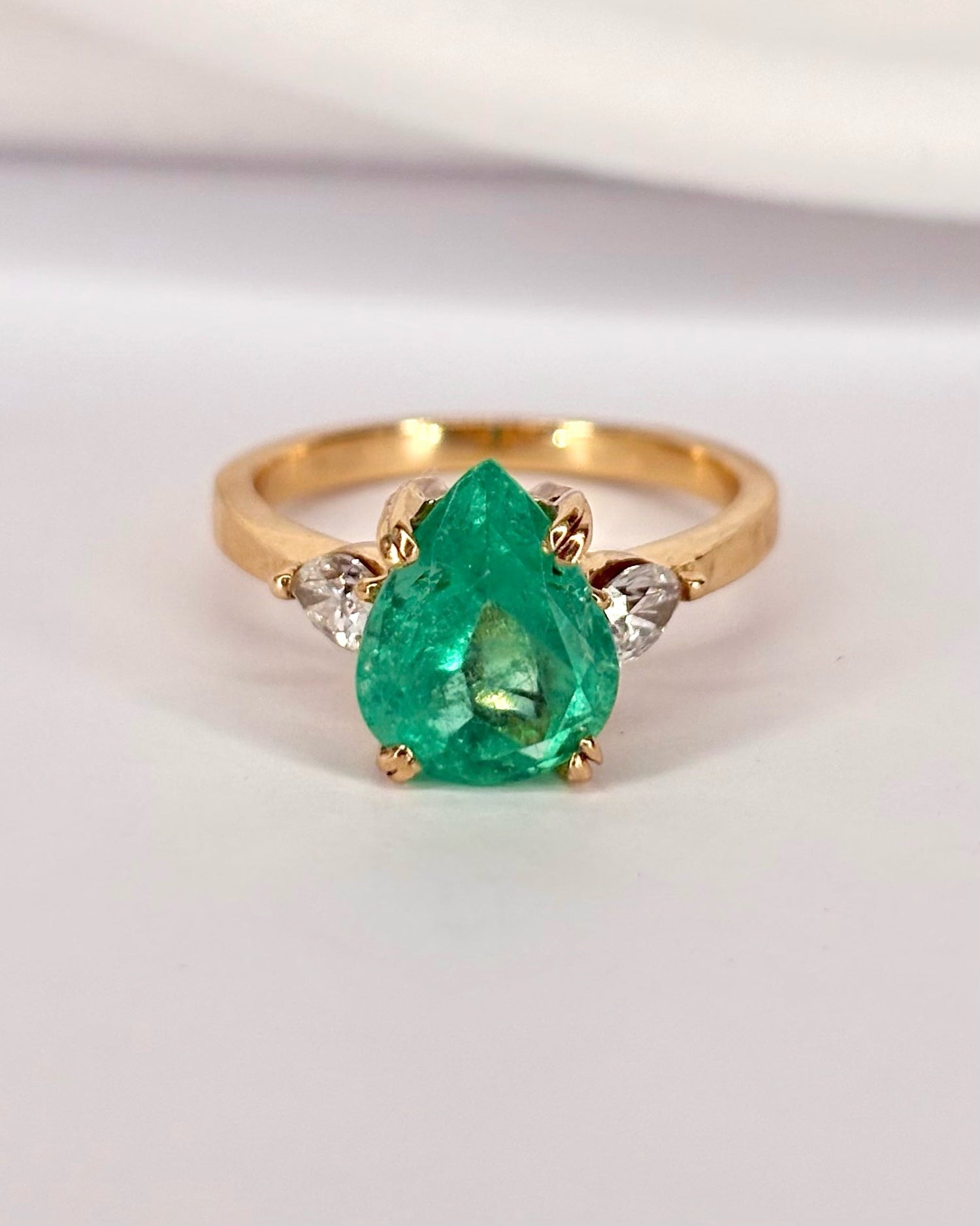 Bague Trilogie Émeraude 2.86 carats &amp; Diamants poire "Jade" - Elliade Paris