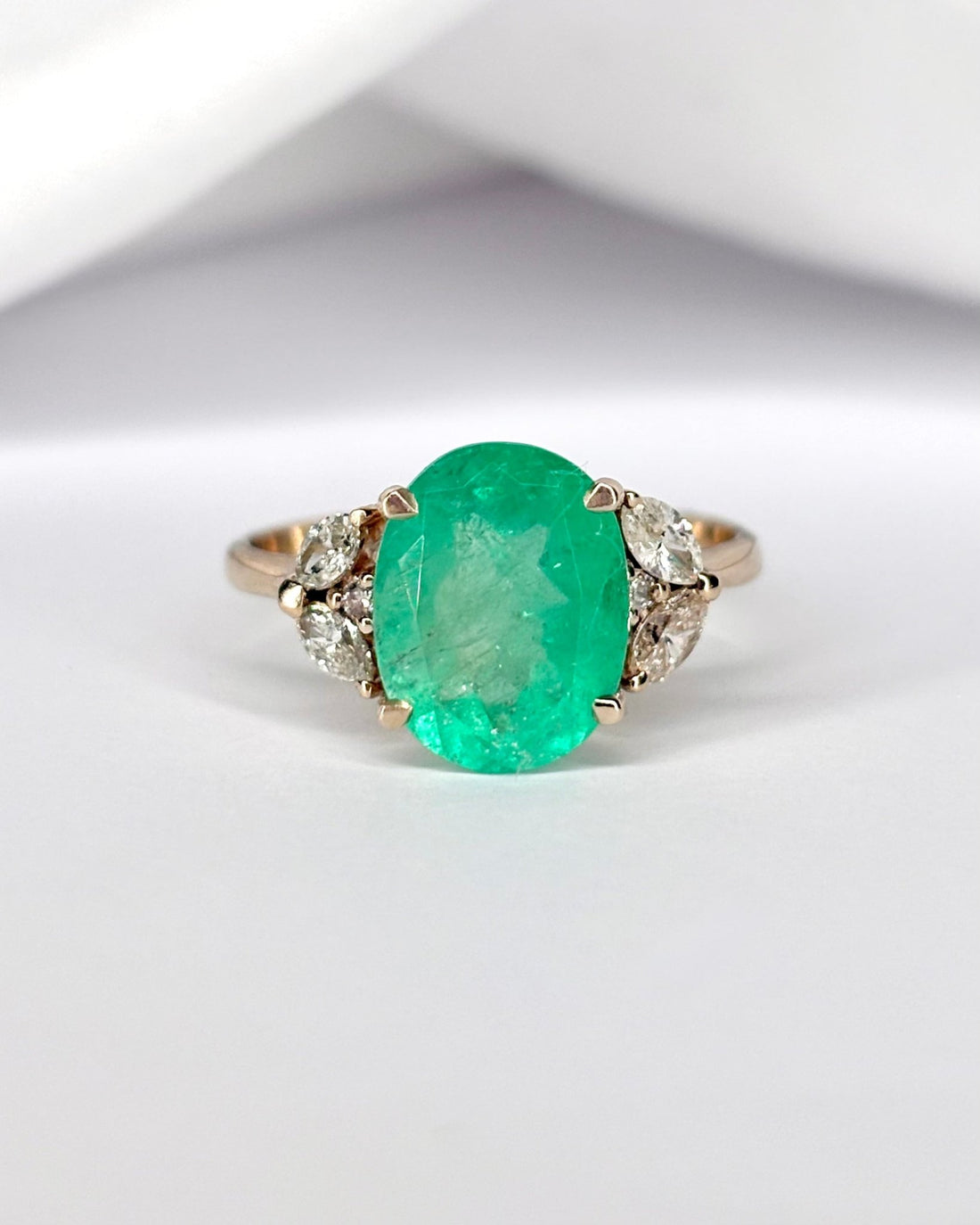 Bague Trilogie Émeraude 2.90 carats &amp; 6 Diamants "Cléandre" - Elliade Paris