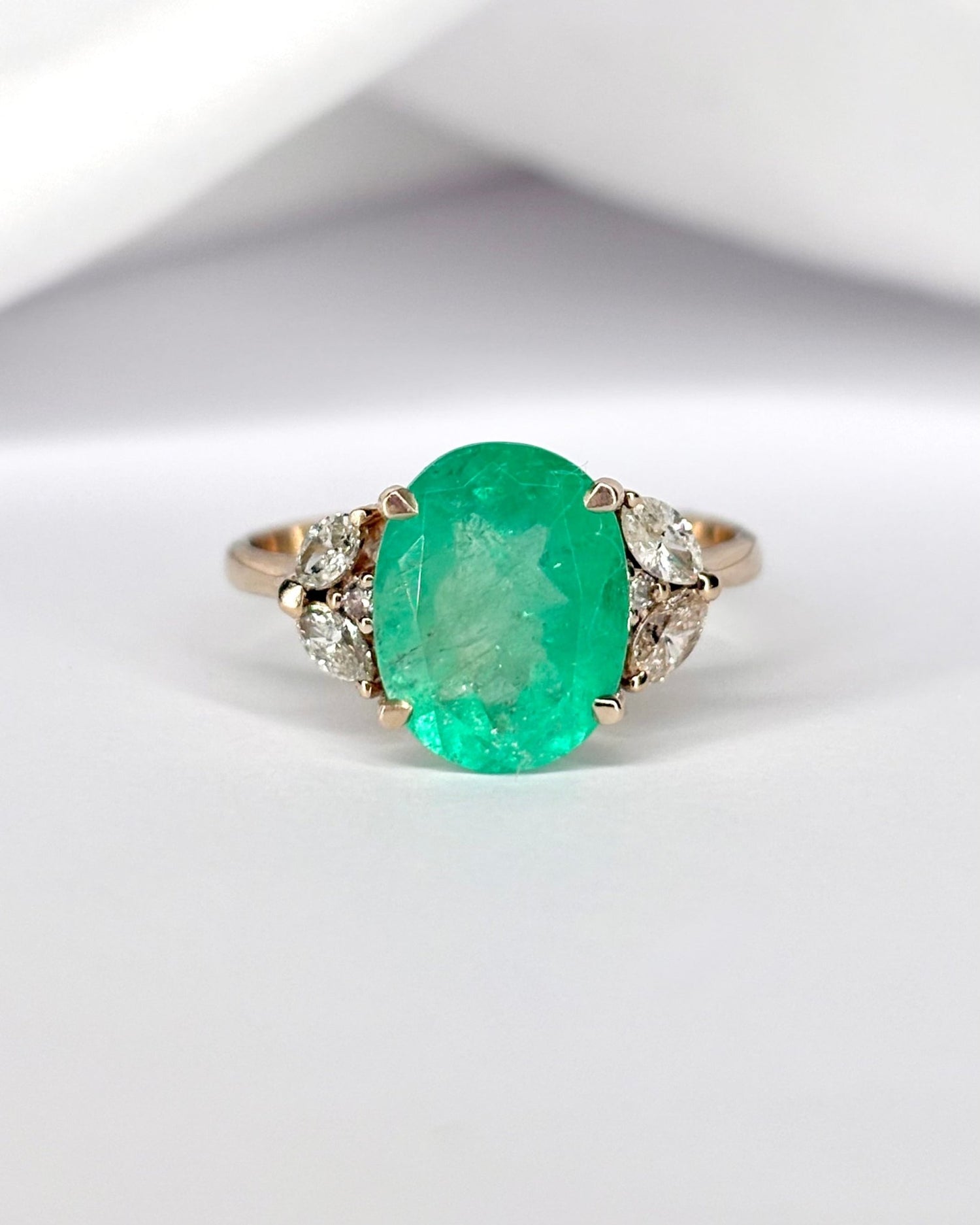 Bague Trilogie Émeraude 2.90 carats &amp; 6 Diamants "Cléandre" - Elliade Paris