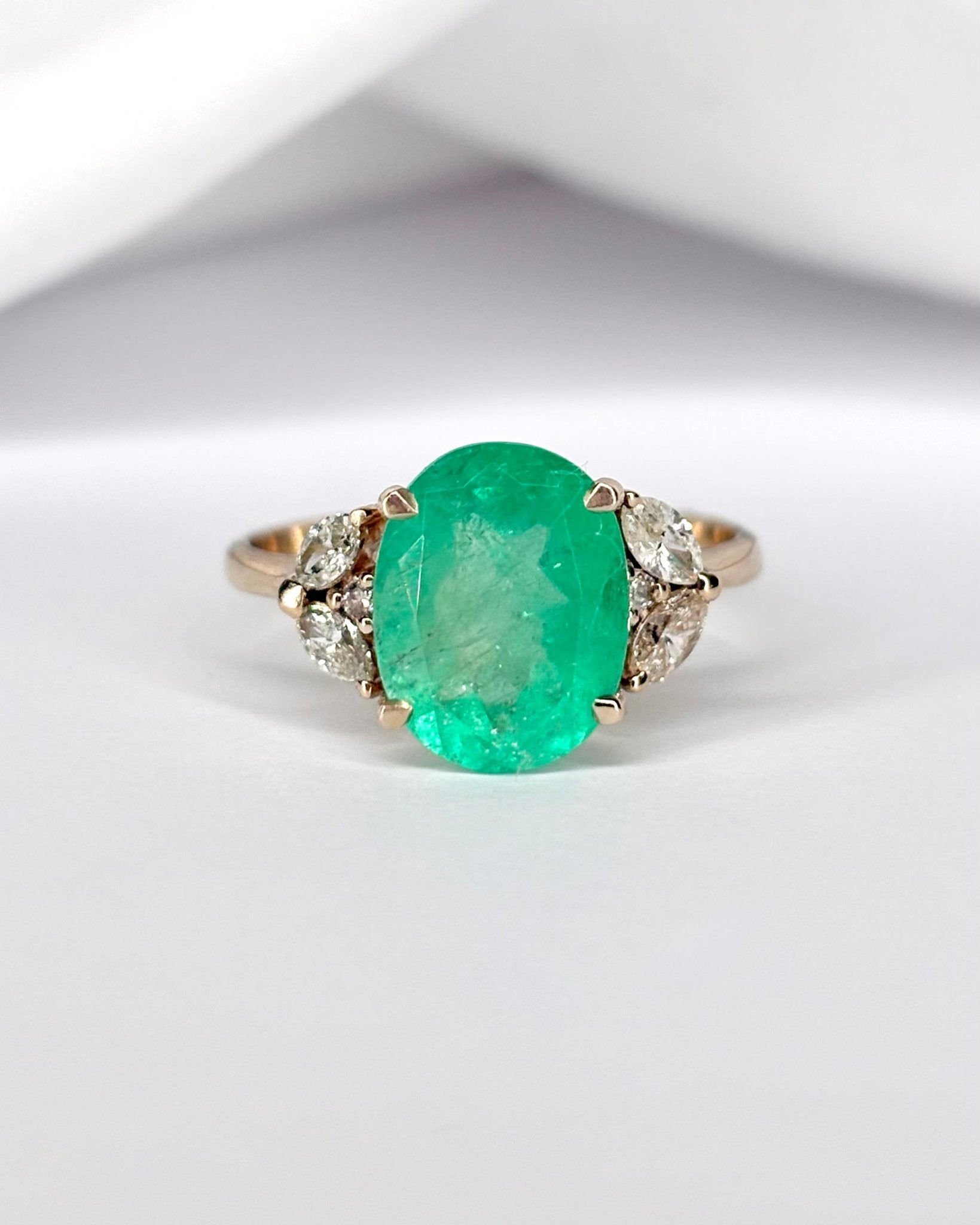 Bague Trilogie Émeraude 2.90 carats &amp; 6 Diamants "Cléandre" - Elliade Paris