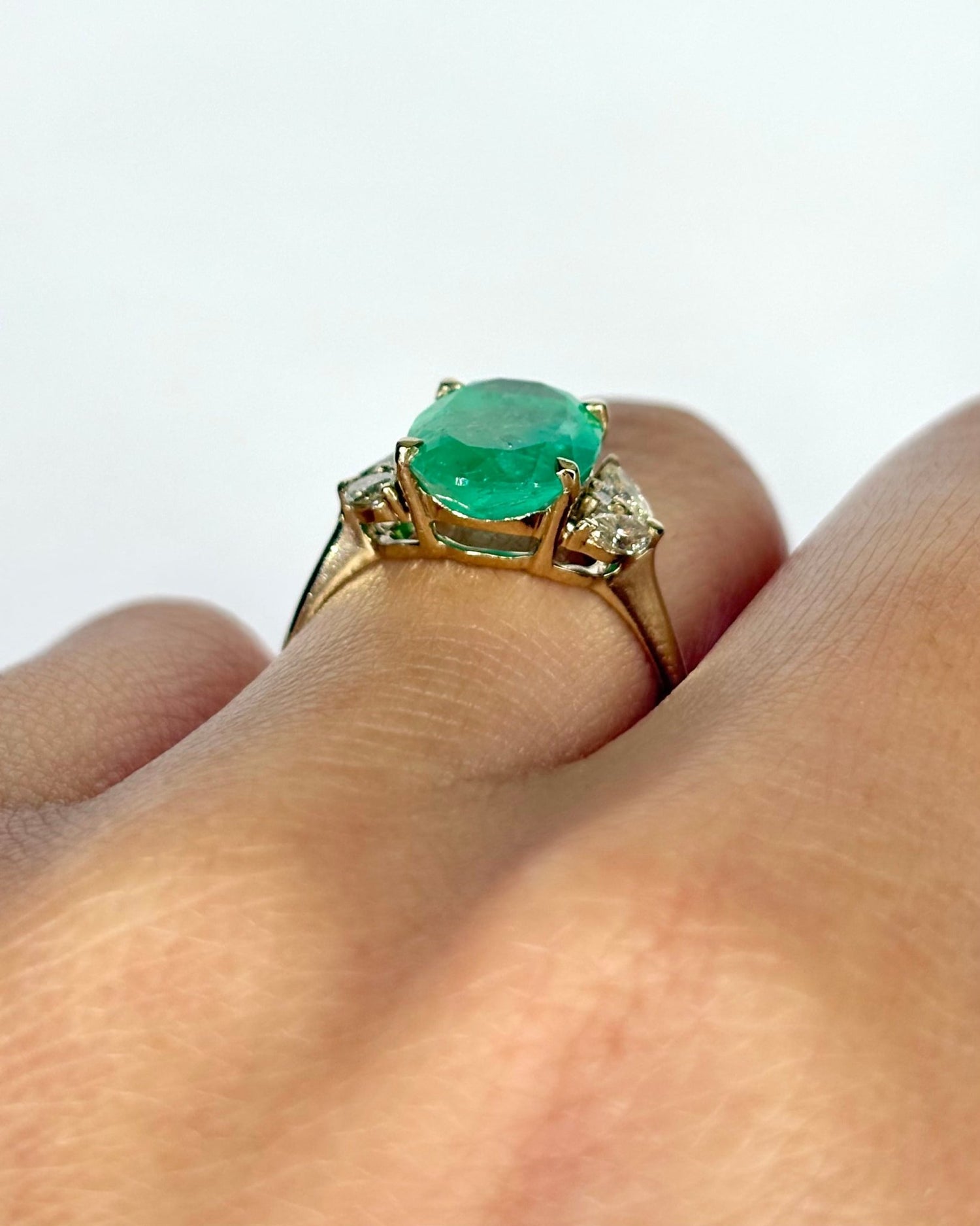 Bague Trilogie Émeraude 2.90 carats &amp; 6 Diamants "Cléandre" - Elliade Paris