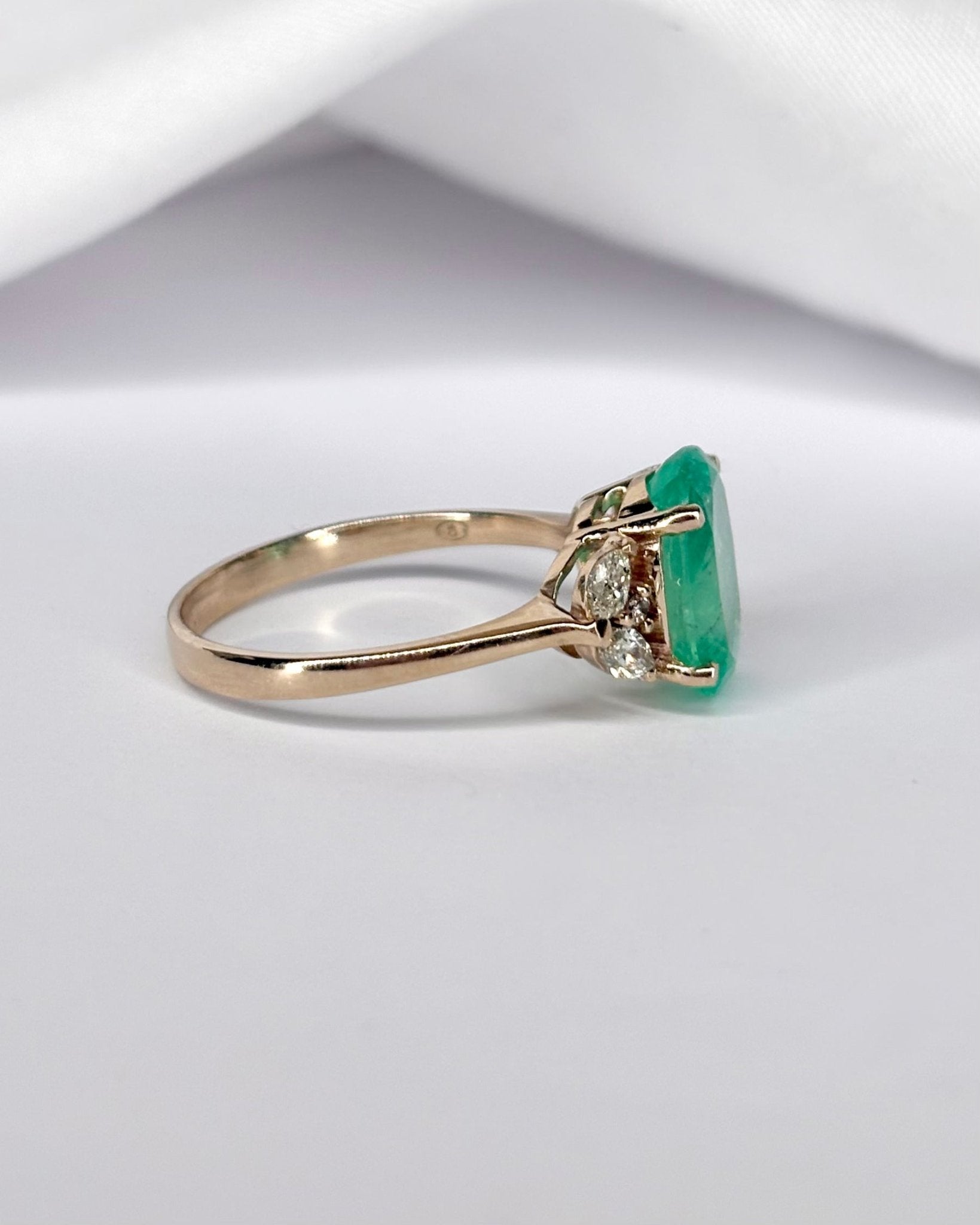 Bague Trilogie Émeraude 2.90 carats &amp; 6 Diamants "Cléandre" - Elliade Paris