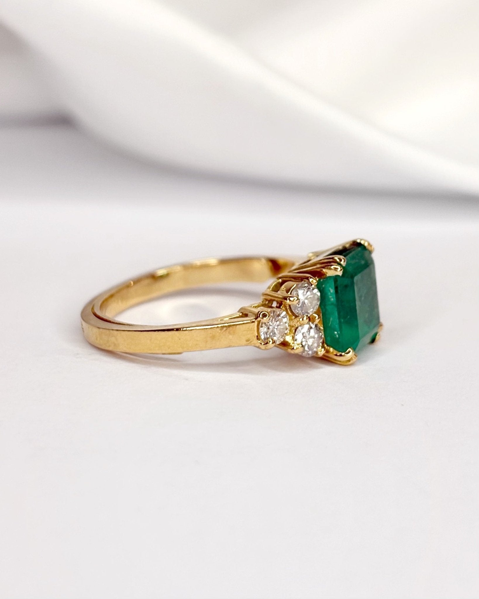 Bague Trilogie Émeraude 3 carats &amp; Diamants 0.48 carat "Anna" - Elliade Paris