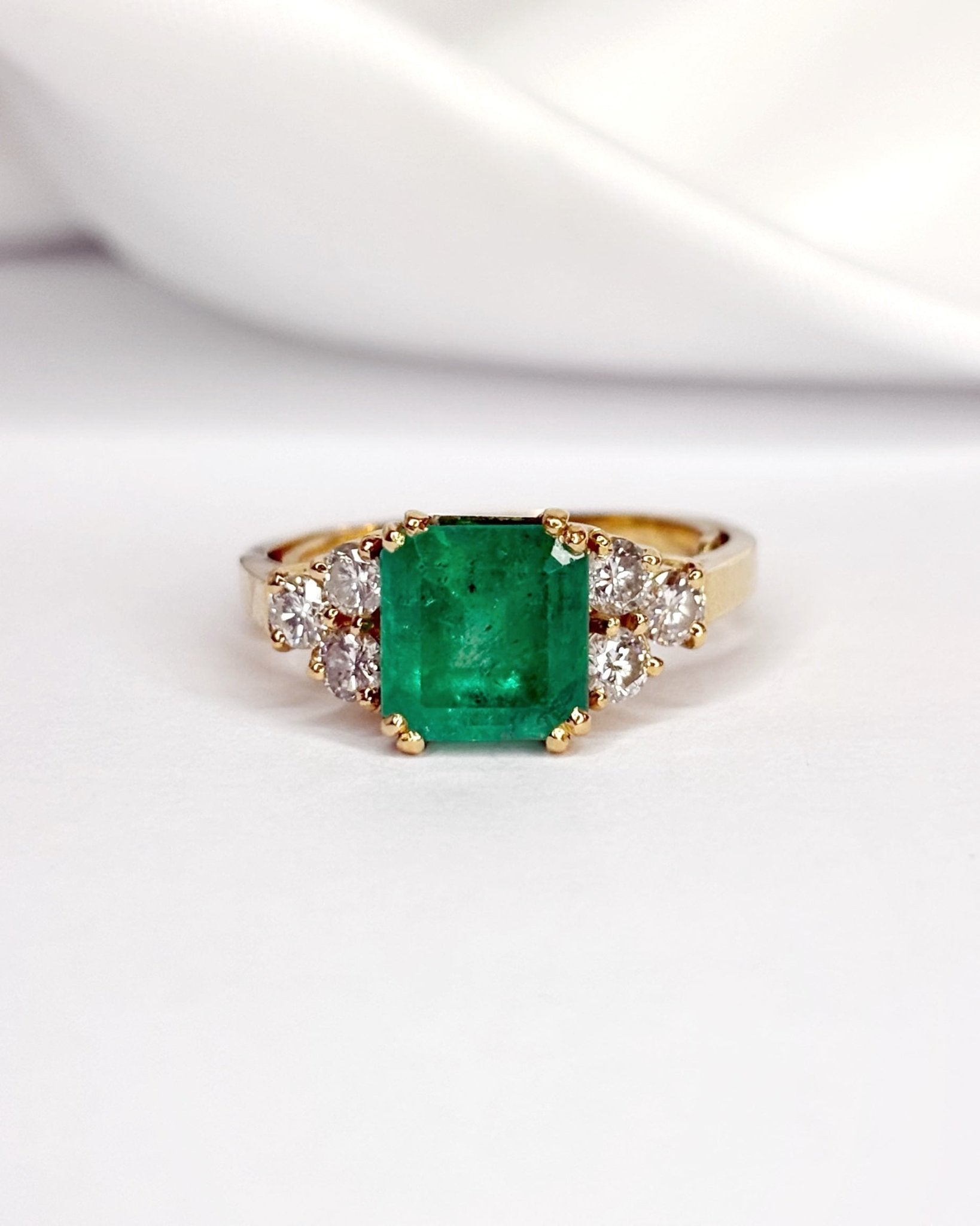 Bague Trilogie Émeraude 3 carats &amp; Diamants 0.48 carat "Anna" - Elliade Paris