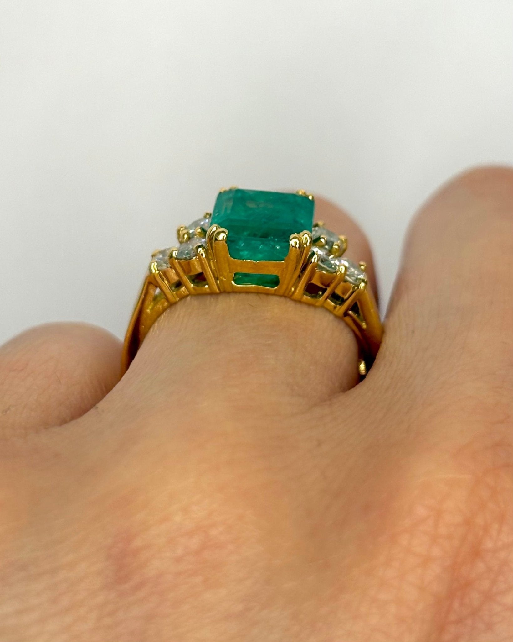 Bague Trilogie Émeraude 3 carats &amp; Diamants 0.48 carat "Anna" - Elliade Paris