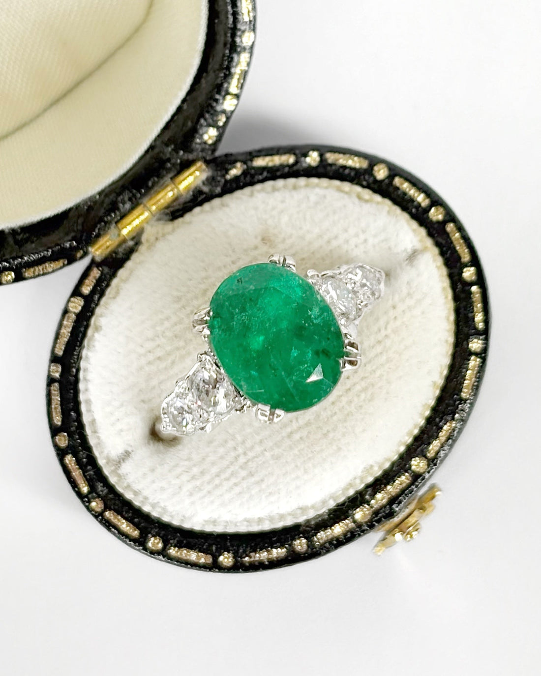 Bague Trilogie Émeraude 3.10 carats, Diamants 0.34 carat, Or &amp; Platine "Astrid" - Elliade Paris