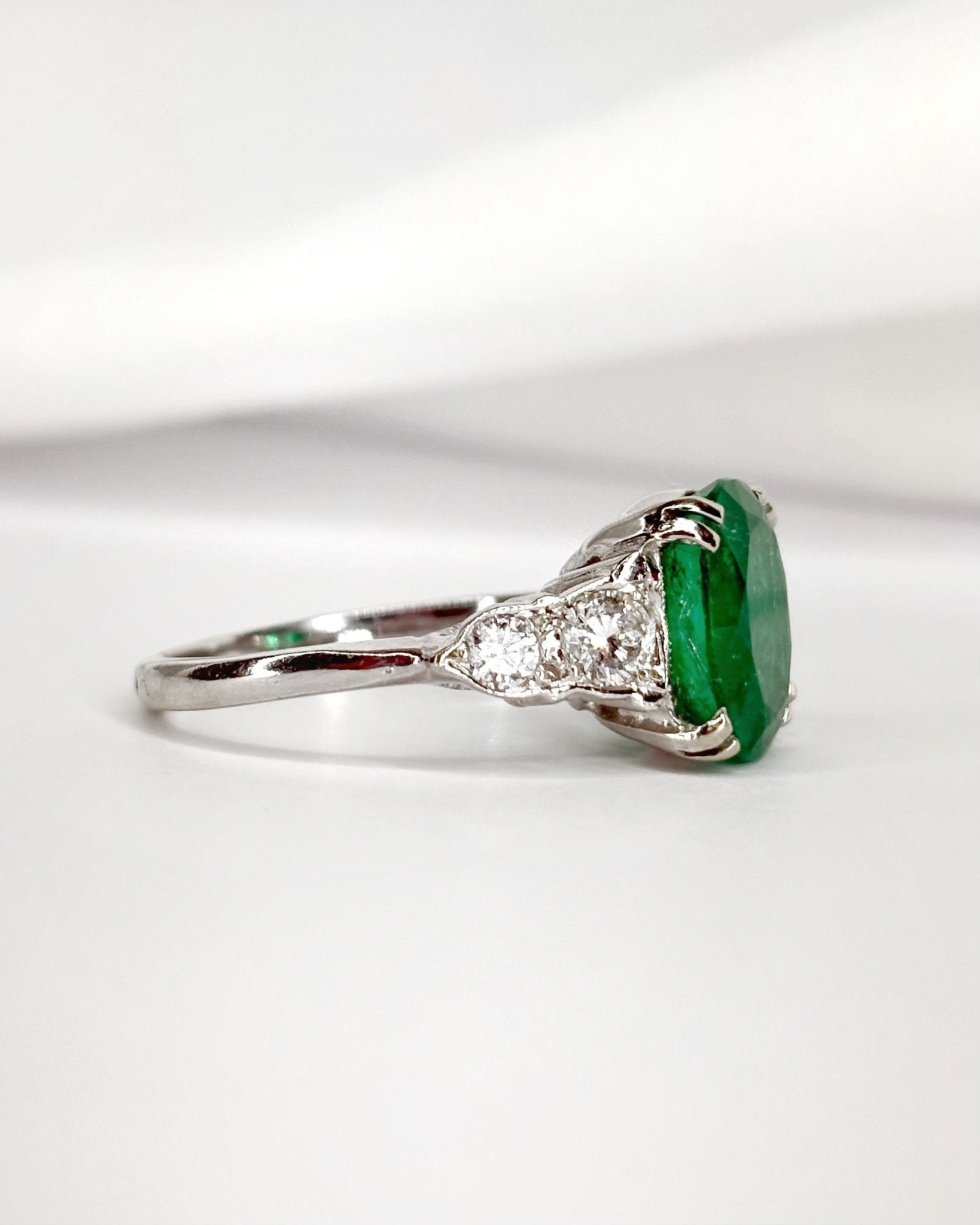 Bague Trilogie Émeraude 3.10 carats, Diamants 0.34 carat, Or &amp; Platine "Astrid" - Elliade Paris