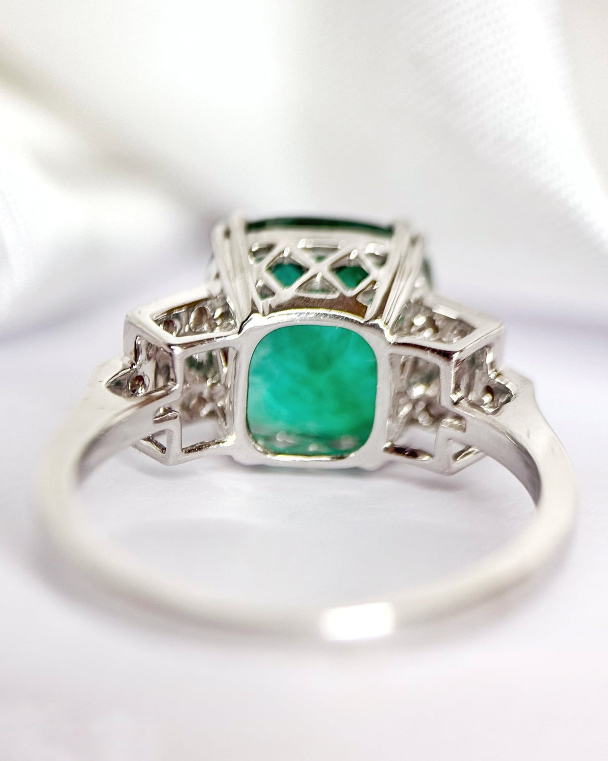 Bague Trilogie Émeraude 3.28 carats &amp; Diamants 4.56g "Branar" - Elliade Paris
