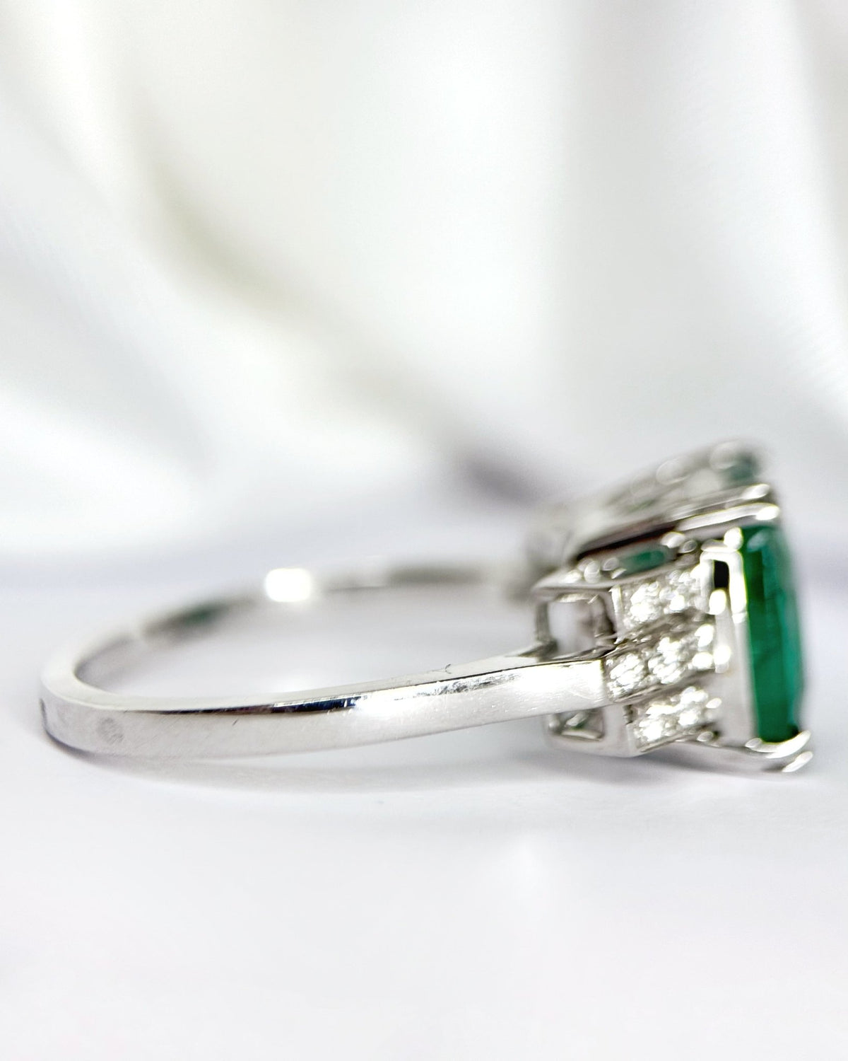 Bague Trilogie Émeraude 3.28 carats &amp; Diamants 4.56g "Branar" - Elliade Paris