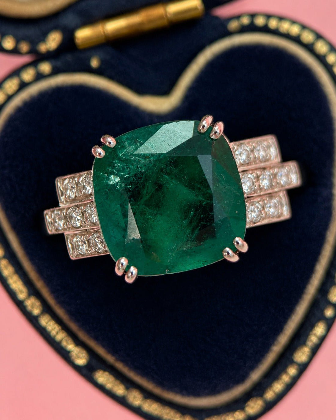 Bague Trilogie Émeraude 3.28 carats &amp; Diamants 4.56g "Branar" - Elliade Paris