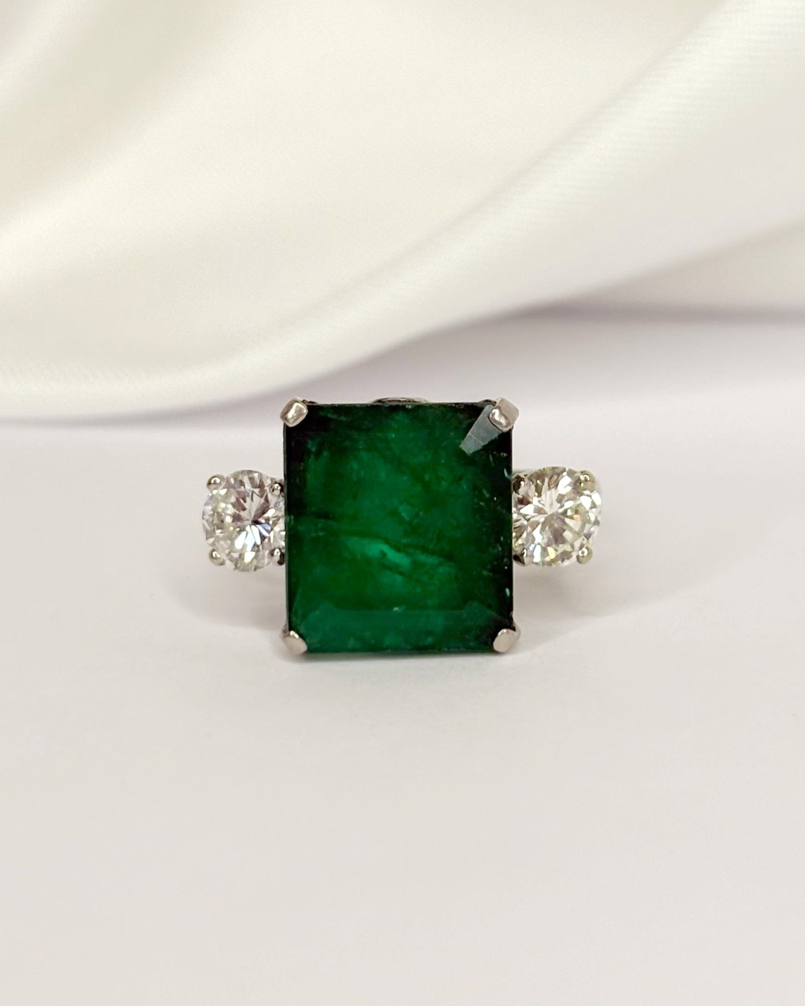 Bague Trilogie Émeraude 4 carats &amp; Diamants "Eliane" - Elliade Paris