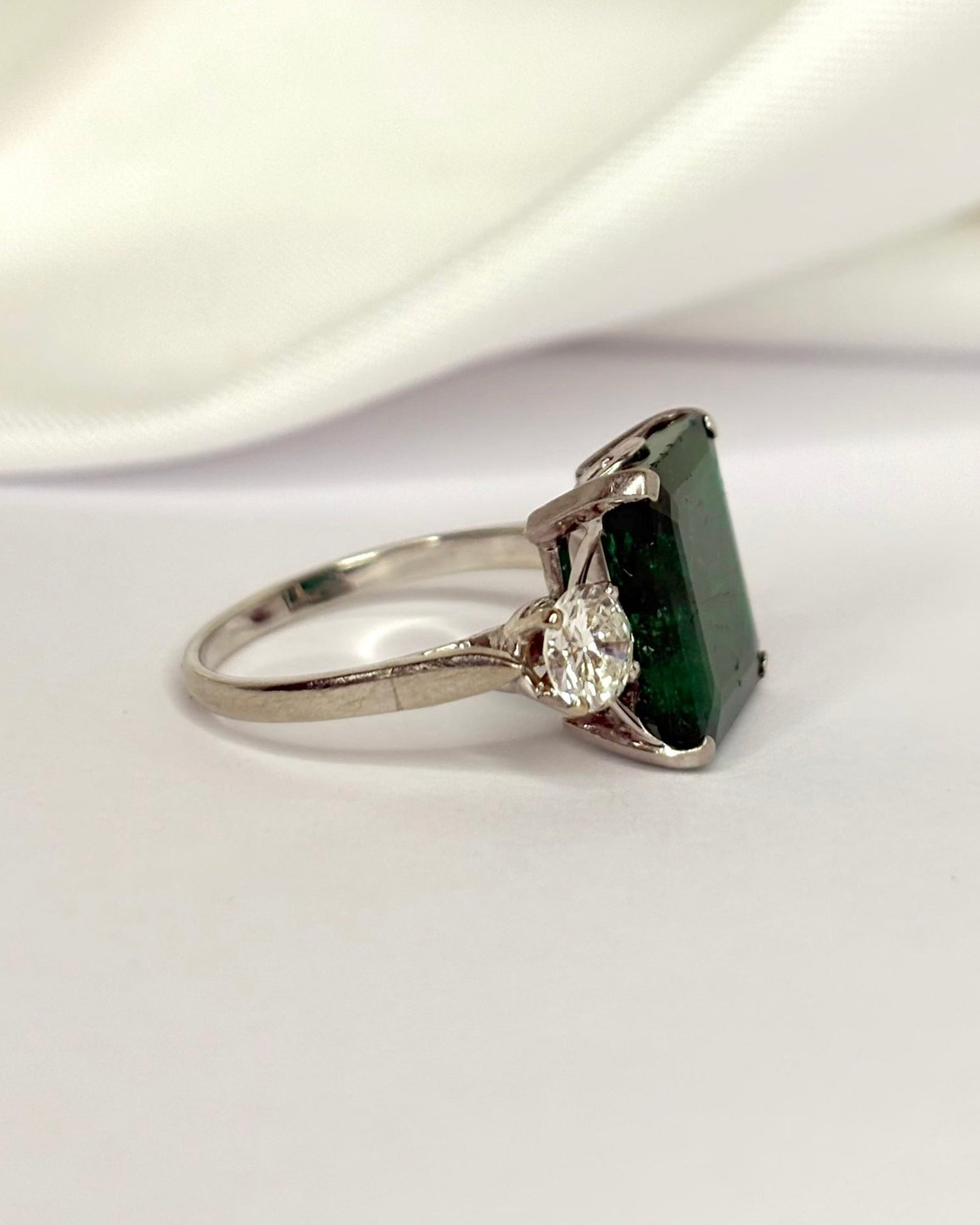 Bague Trilogie Émeraude 4 carats &amp; Diamants "Eliane" - Elliade Paris