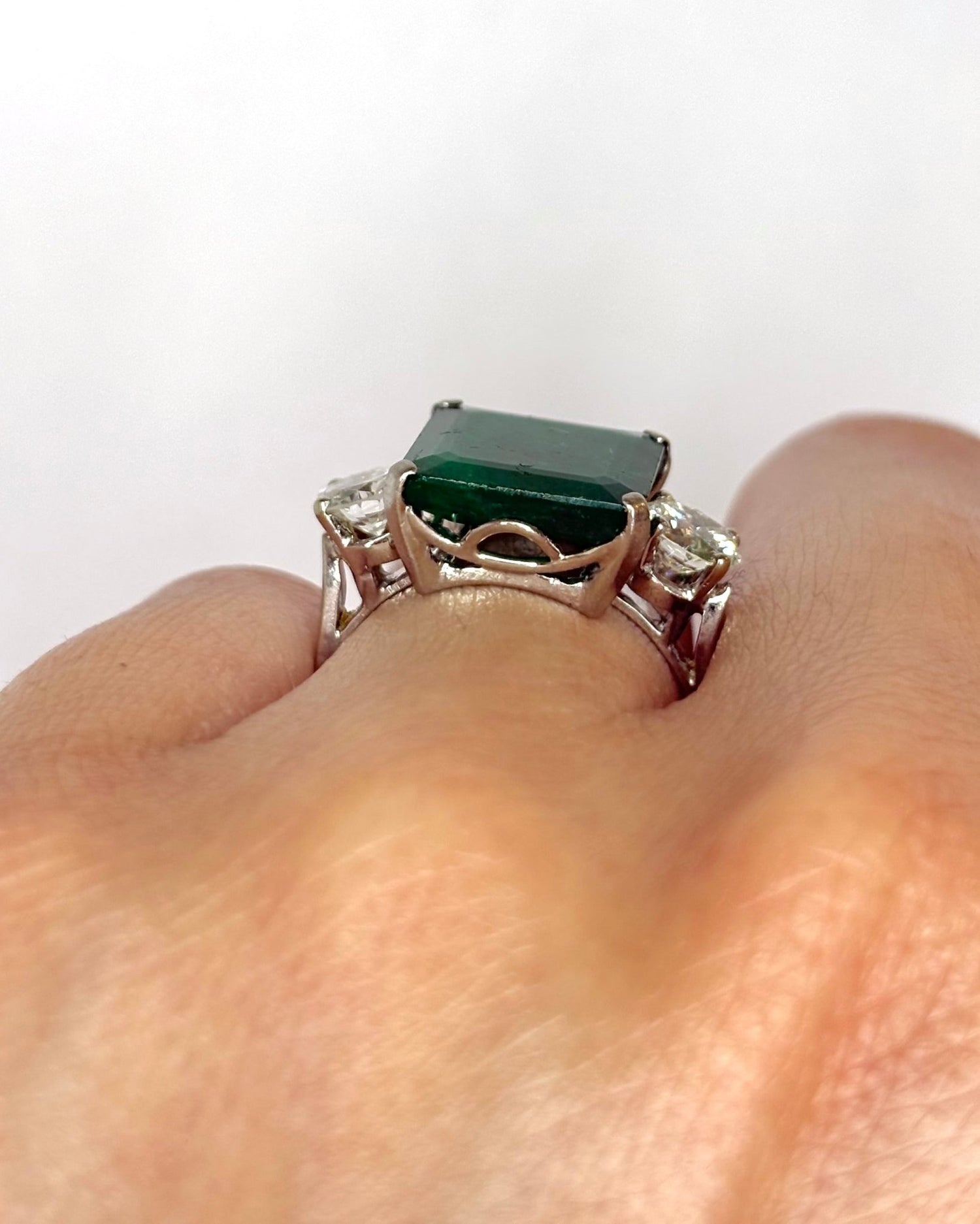 Bague Trilogie Émeraude 4 carats &amp; Diamants "Eliane" - Elliade Paris