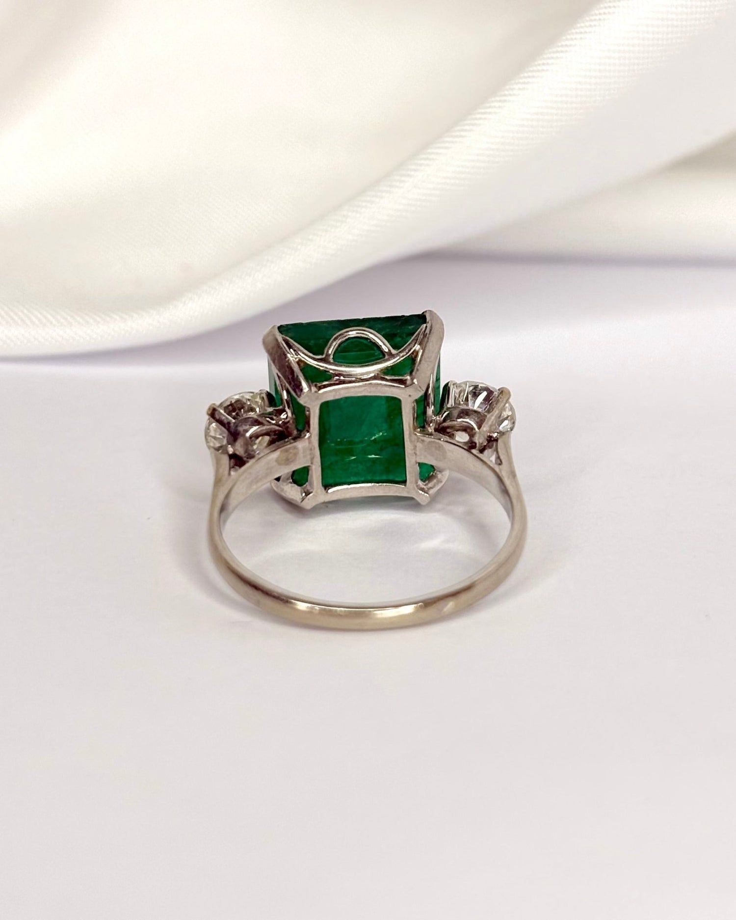 Bague Trilogie Émeraude 4 carats &amp; Diamants "Eliane" - Elliade Paris