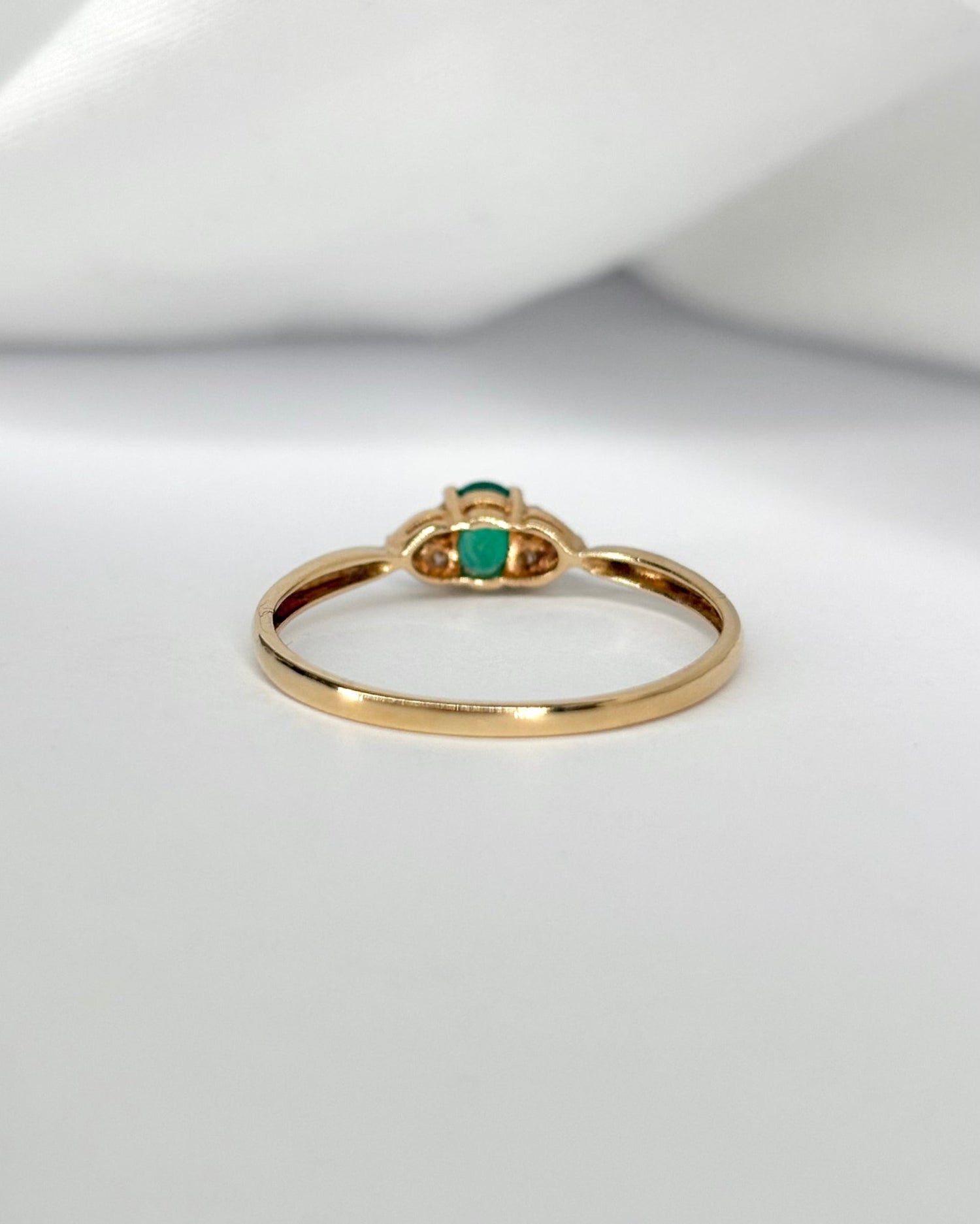 Bague Trilogie Émeraude &amp; 6 Diamants "Émilie" - Elliade Paris