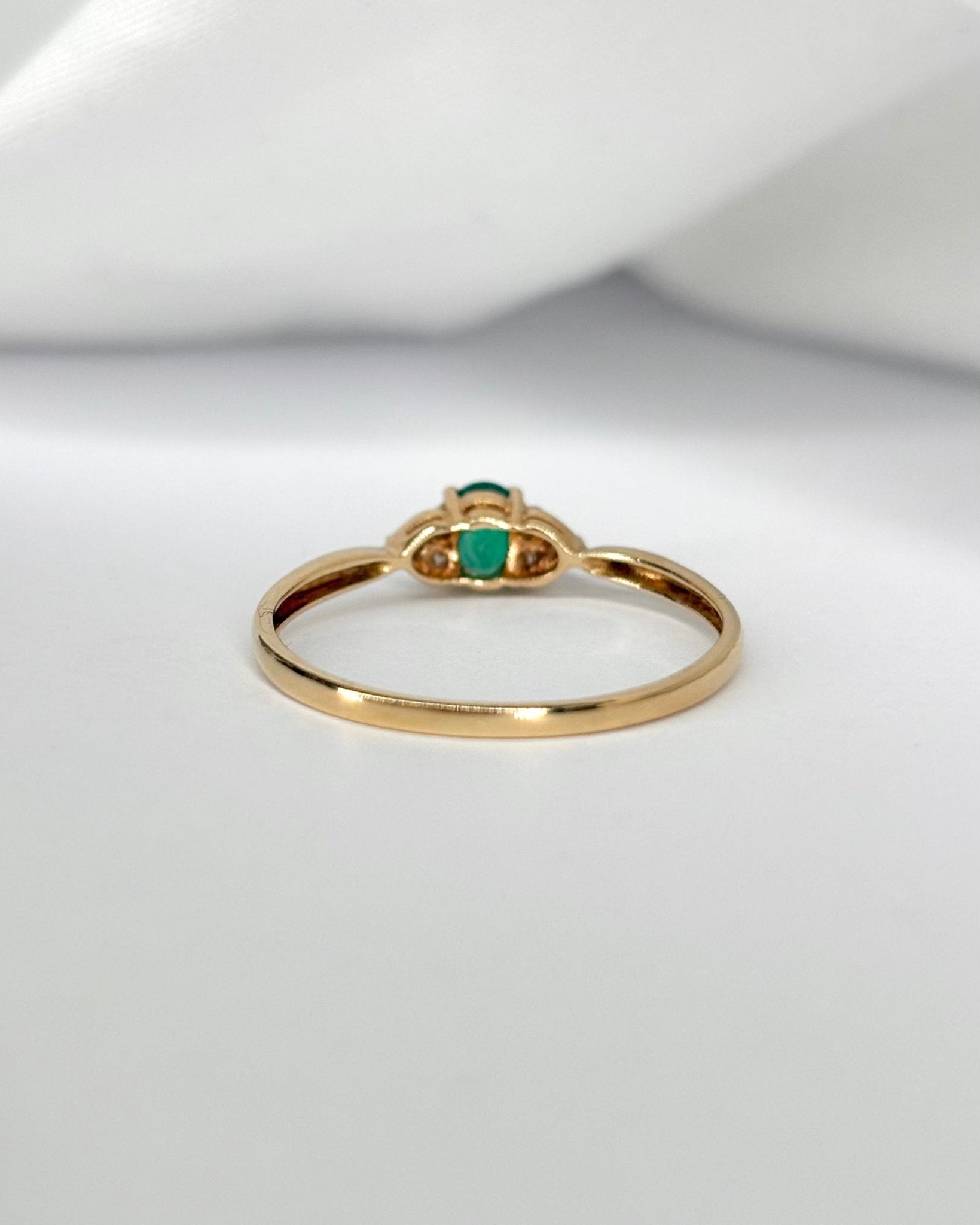 Bague Trilogie Émeraude &amp; 6 Diamants "Émilie" - Elliade Paris