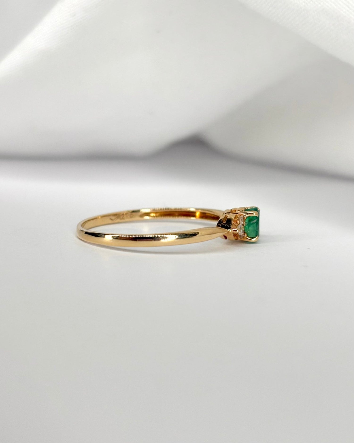 Bague Trilogie Émeraude &amp; 6 Diamants "Émilie" - Elliade Paris