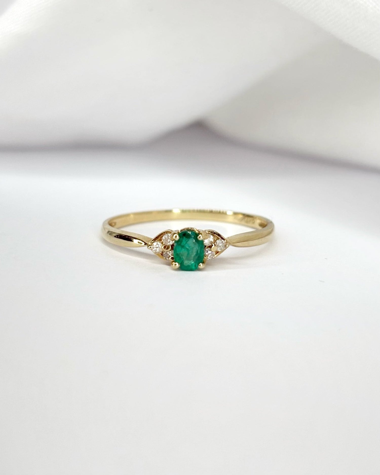 Bague Trilogie Émeraude &amp; 6 Diamants "Émilie" - Elliade Paris