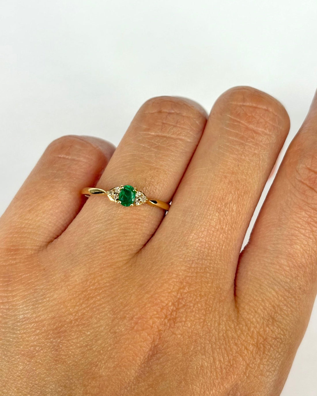 Bague Trilogie Émeraude &amp; 6 Diamants "Émilie" - Elliade Paris