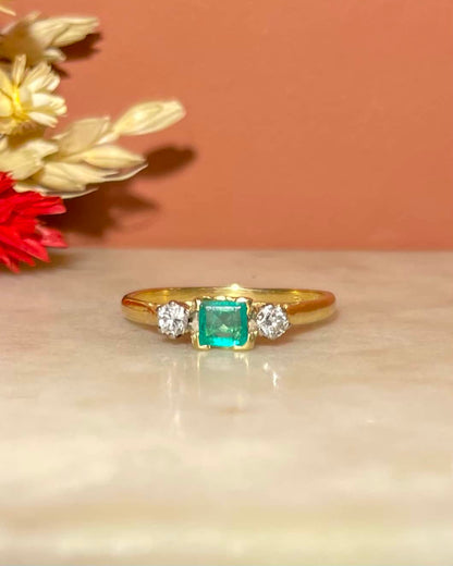Anillo trilogía &quot;Adia&quot; de esmeraldas y diamantes