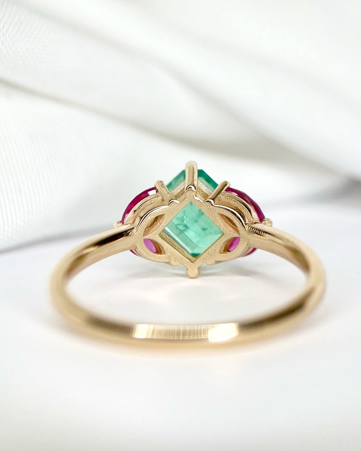 Bague Trilogie Émeraude Colombienne 1.34 carat &amp; Rubis 0.60 carat "Amalia" - Elliade Paris