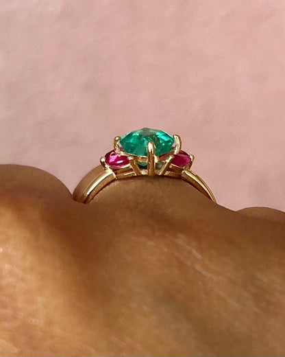 Bague Trilogie Émeraude Colombienne 1.34 carat &amp; Rubis 0.60 carat "Amalia" - Elliade Paris