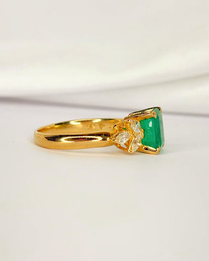 Bague Trilogie Émeraude Colombienne 1.67 carat &amp; Diamants 0.43 carat "Caroline" - Elliade Paris