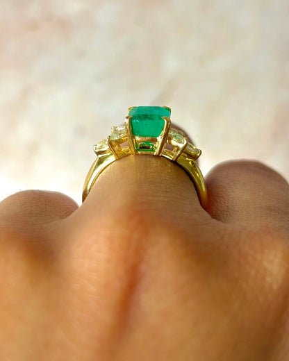 Bague Trilogie Émeraude Colombienne 1.67 carat &amp; Diamants 0.43 carat "Caroline" - Elliade Paris